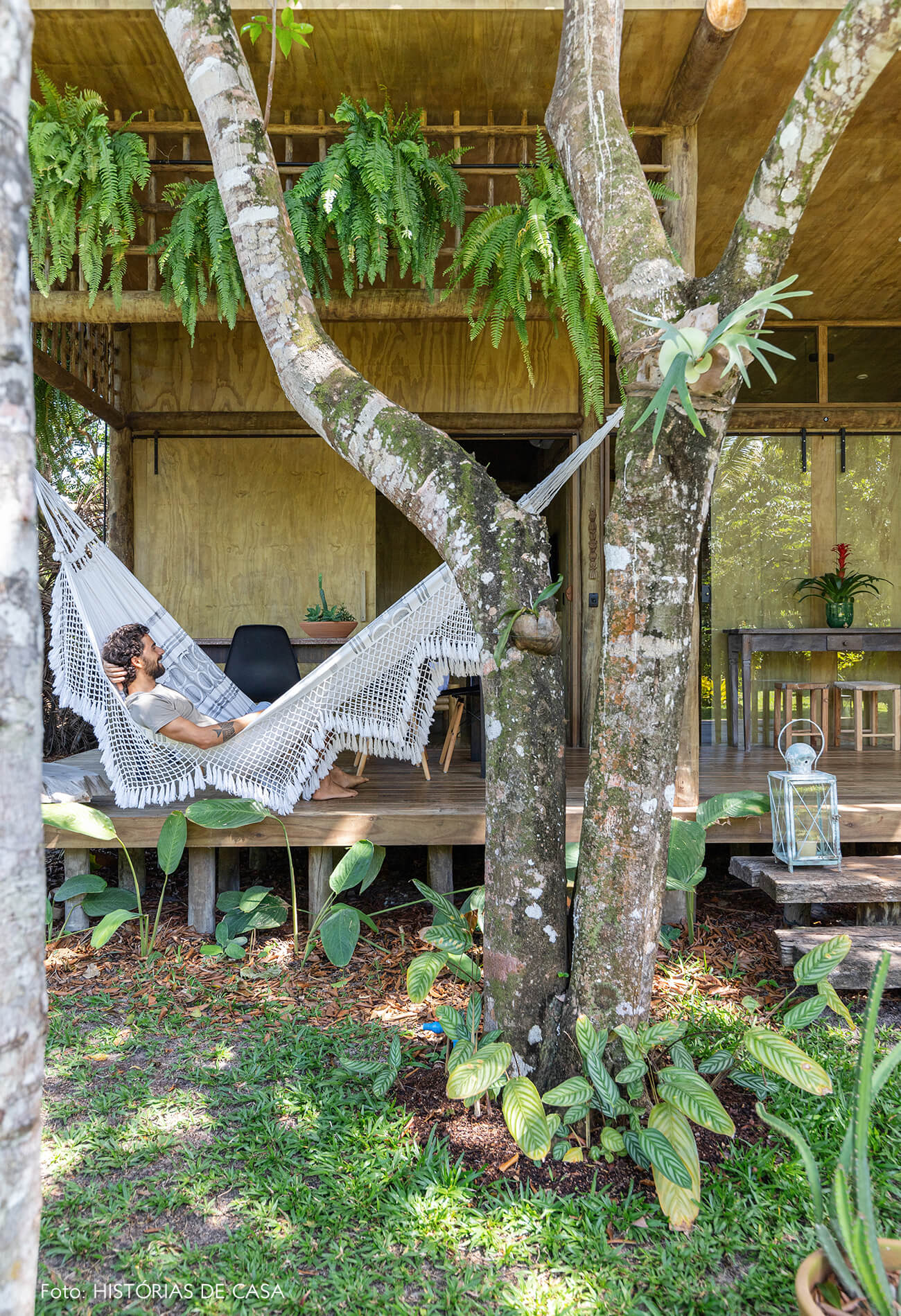 trancoso-decoracao-hotel-villase7e-37-rede-branca-jardim-cadeira-eames-preta-retrato-luminaria-chao-branca