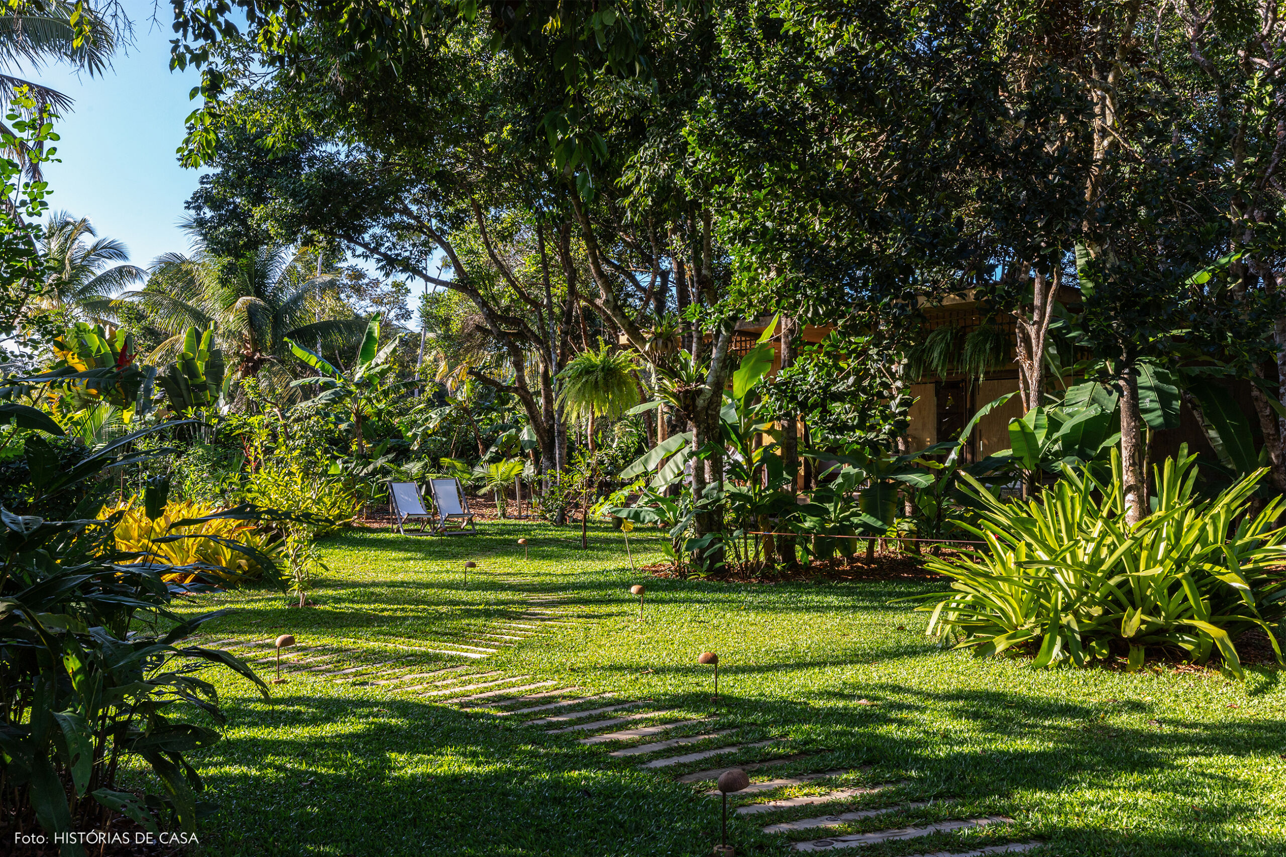 hotel-villase7e-6-jardim-cadeiras-brancas