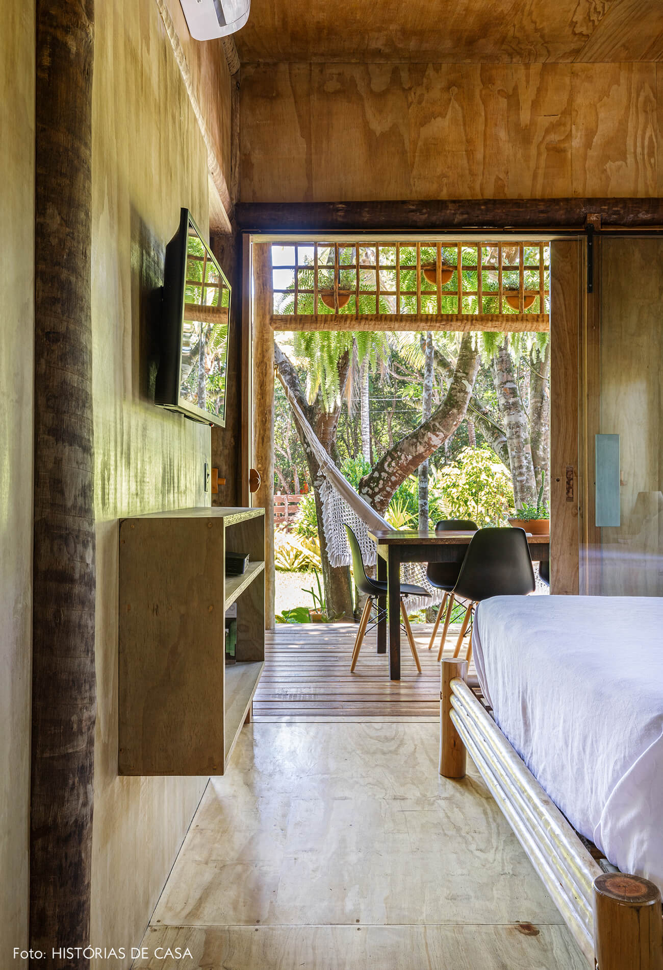 trancoso-decoracao-hotel-villase7e-quarto-varanda-piso-parede-cama-teto-de-madeira-cadeira-eames-preta