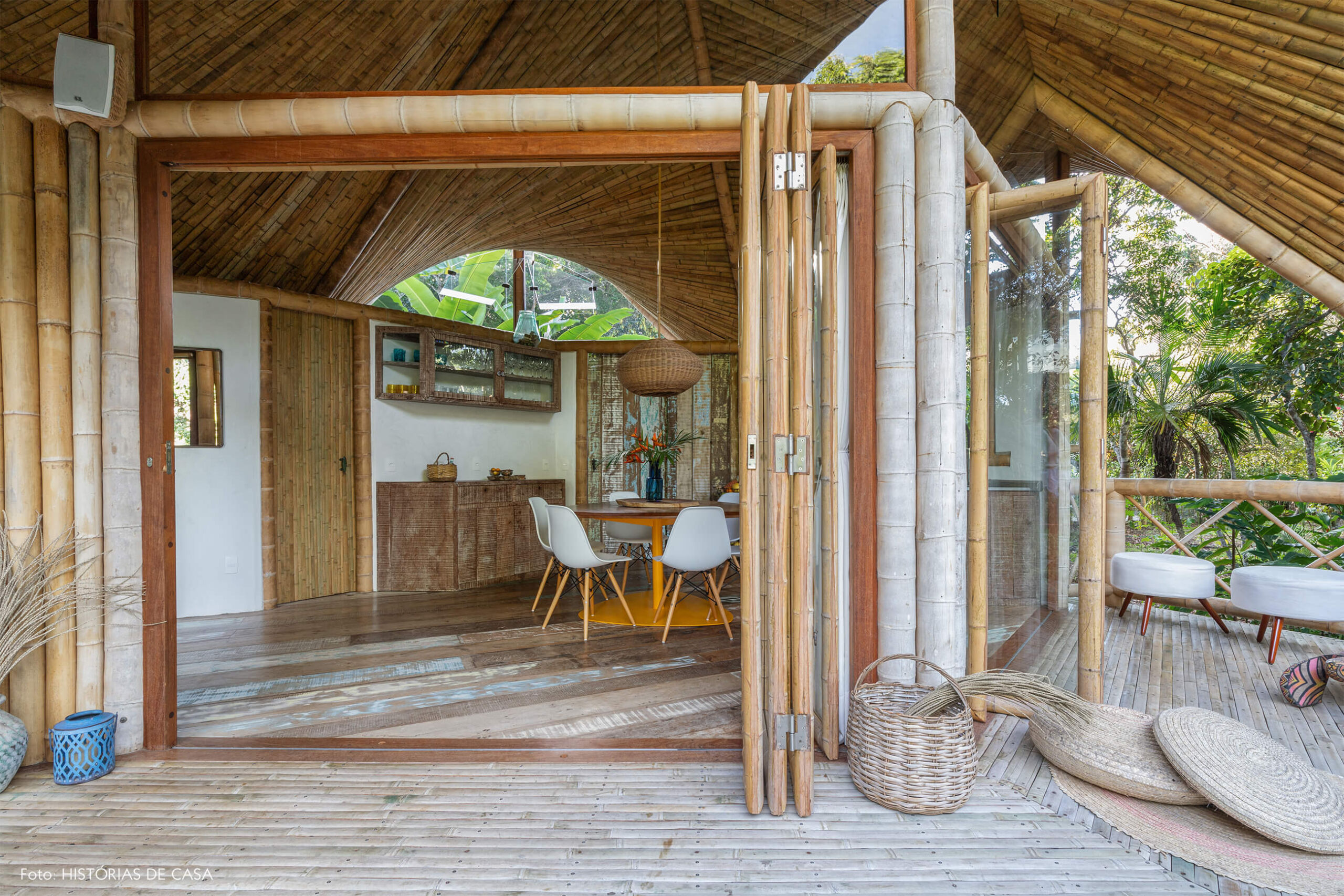 vilasete-hotel-decoracao-57-bambu-cadeira-eames-branca-vaso-azul-cesto-palha-puff-luminaria