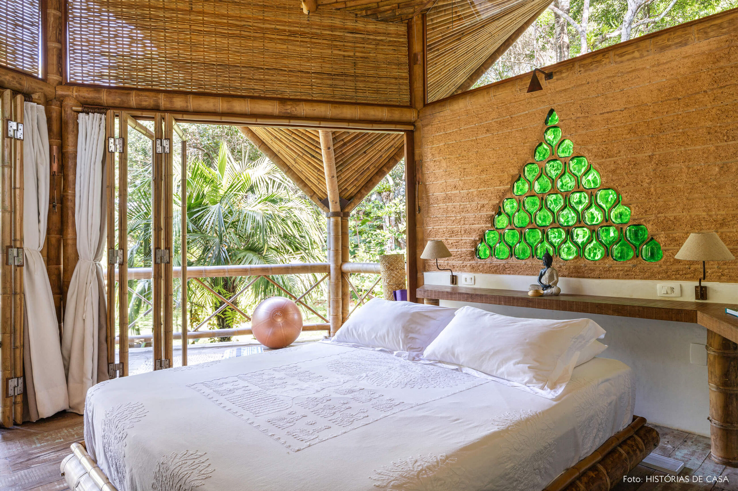 trancoso-vilasete-hotel-decoracao-59-quarto-branco-cama-bambu-detalhe-verde