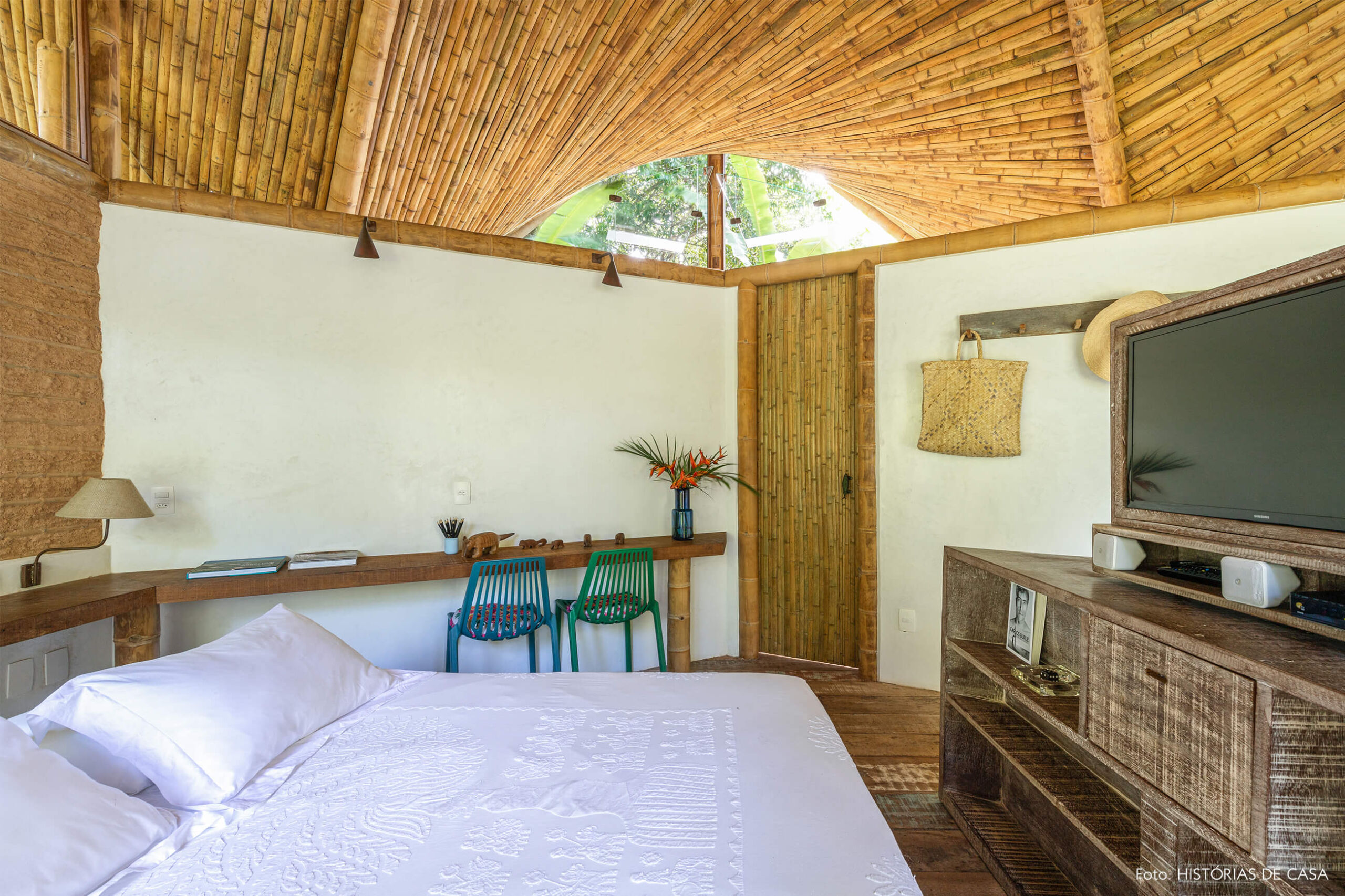 trancoso-vilasete-hotel-decoracao-62-quarto-cama-branca-mesa-rack-madeira-cadeira-azul-verde-bambu