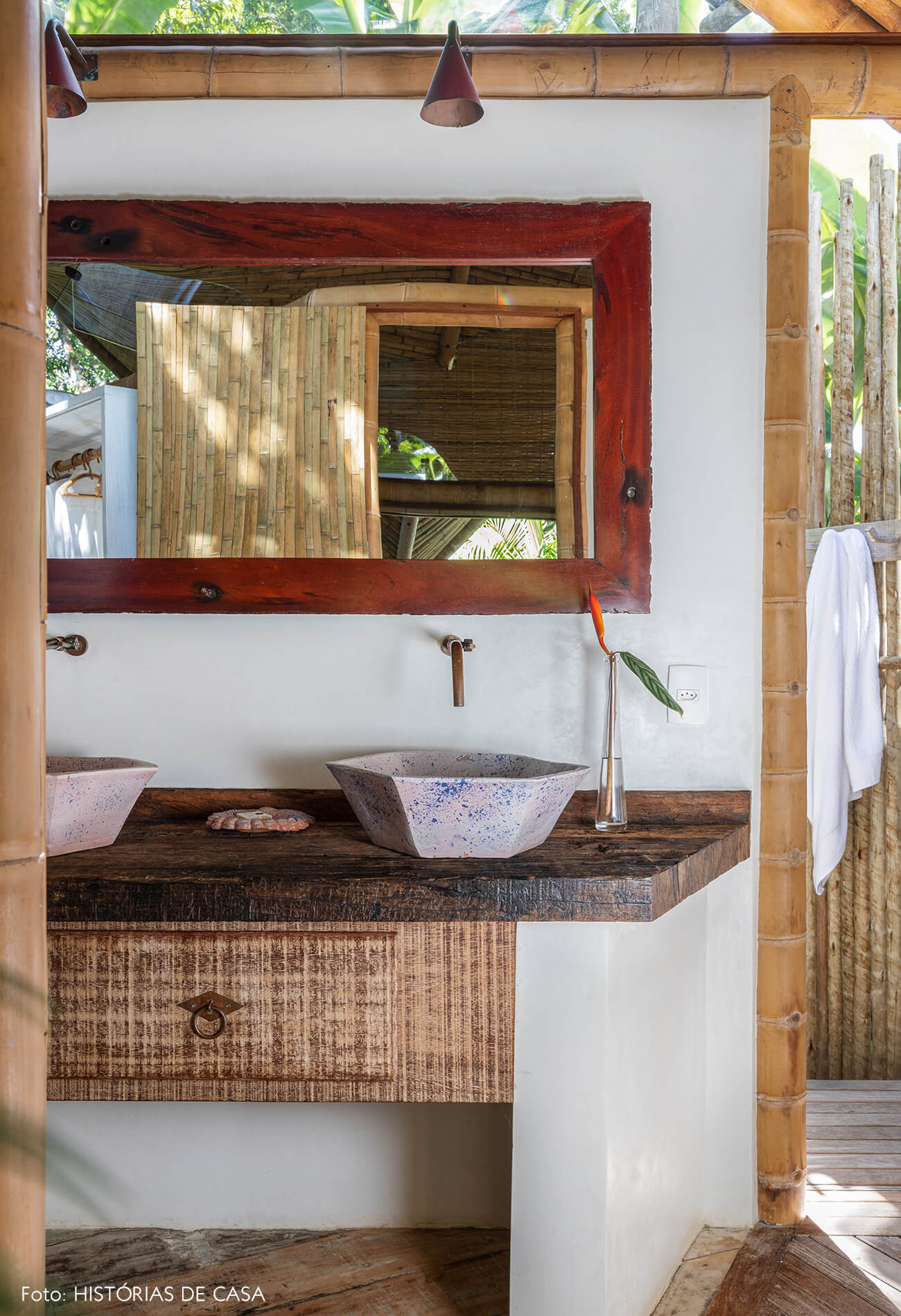 trancoso-vilasete-hotel-decoracao-64-banheiro-bambu-pia-ceramica-vaso-vidro-piso-madeira