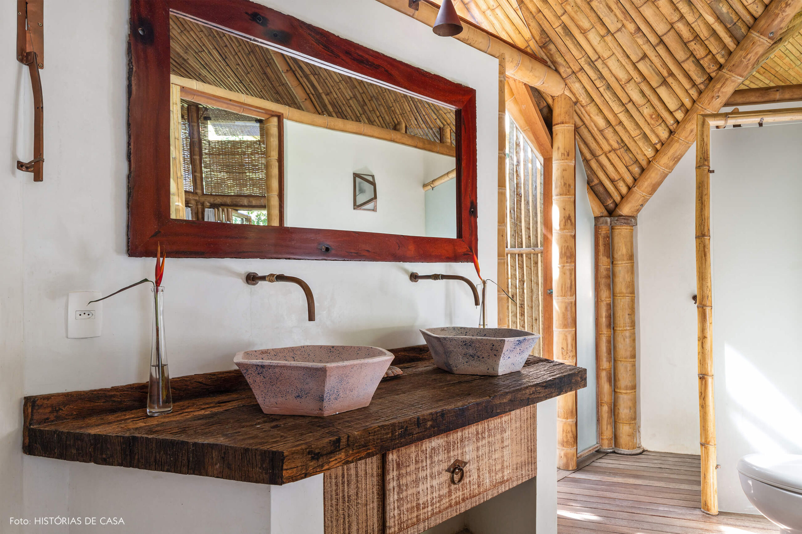 trancoso-vilasete-hotel-decoracao-65-banheiro-pia-ceramica-rosa-espelho-mesa-madeira-escura