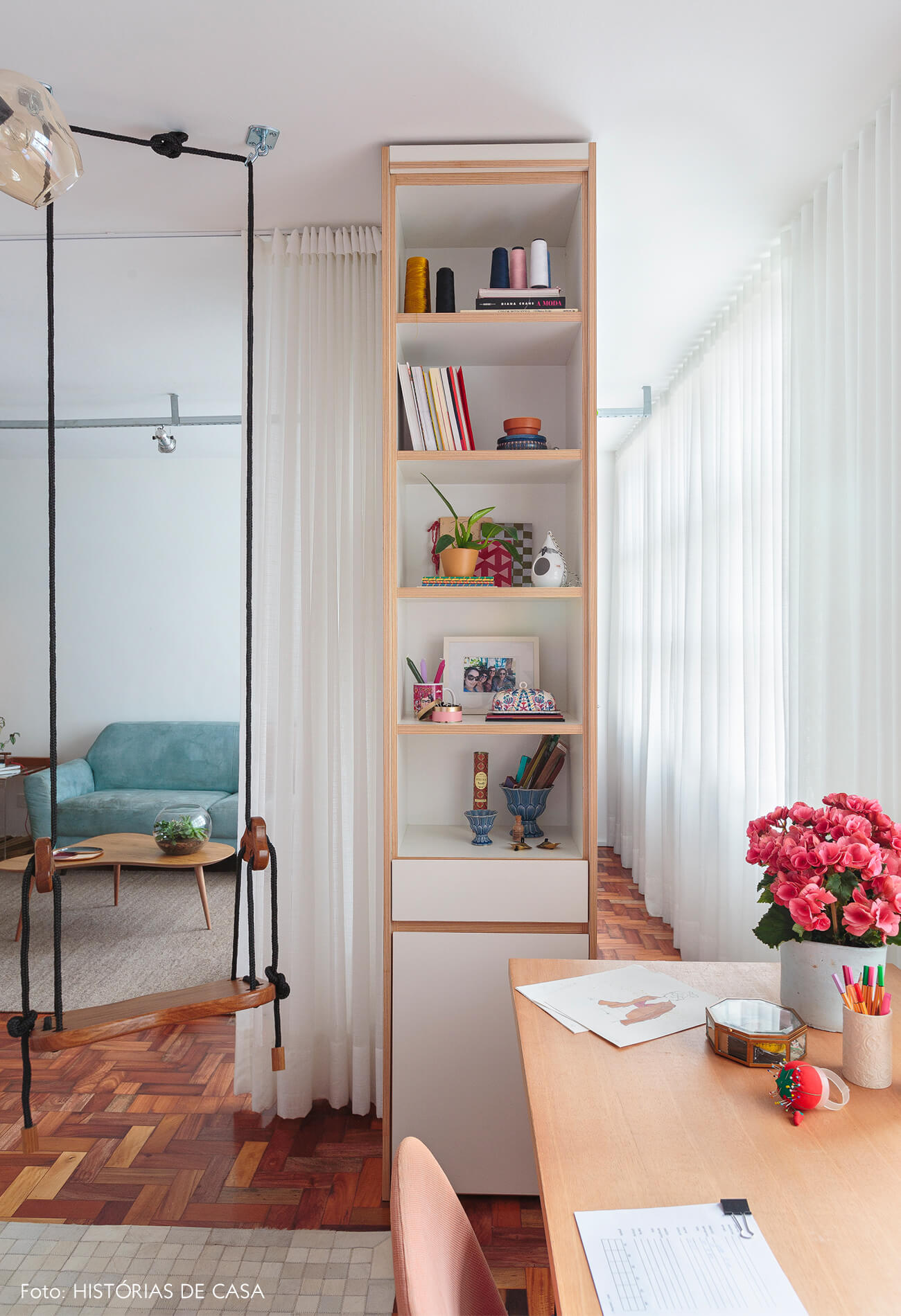 home-office-atelie-sala-balanço-piso-taco-madeira-mesa-madeira-cadeira-rosa-estante-branca-sofa-azul-tapete-bege