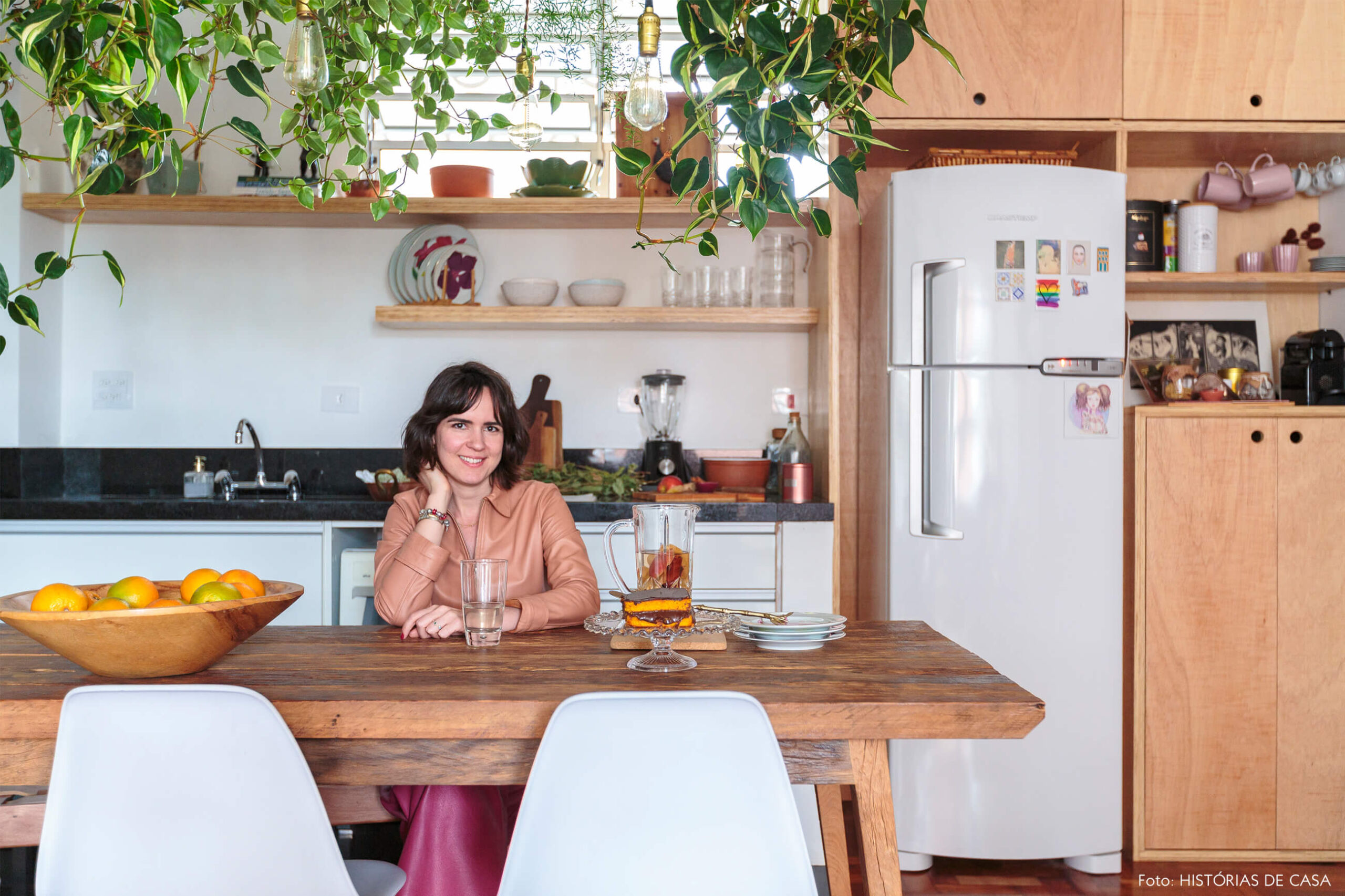 retrato-na-cozinha-mesa-madeira-cadeira-eames-branca-plantas-jiboia