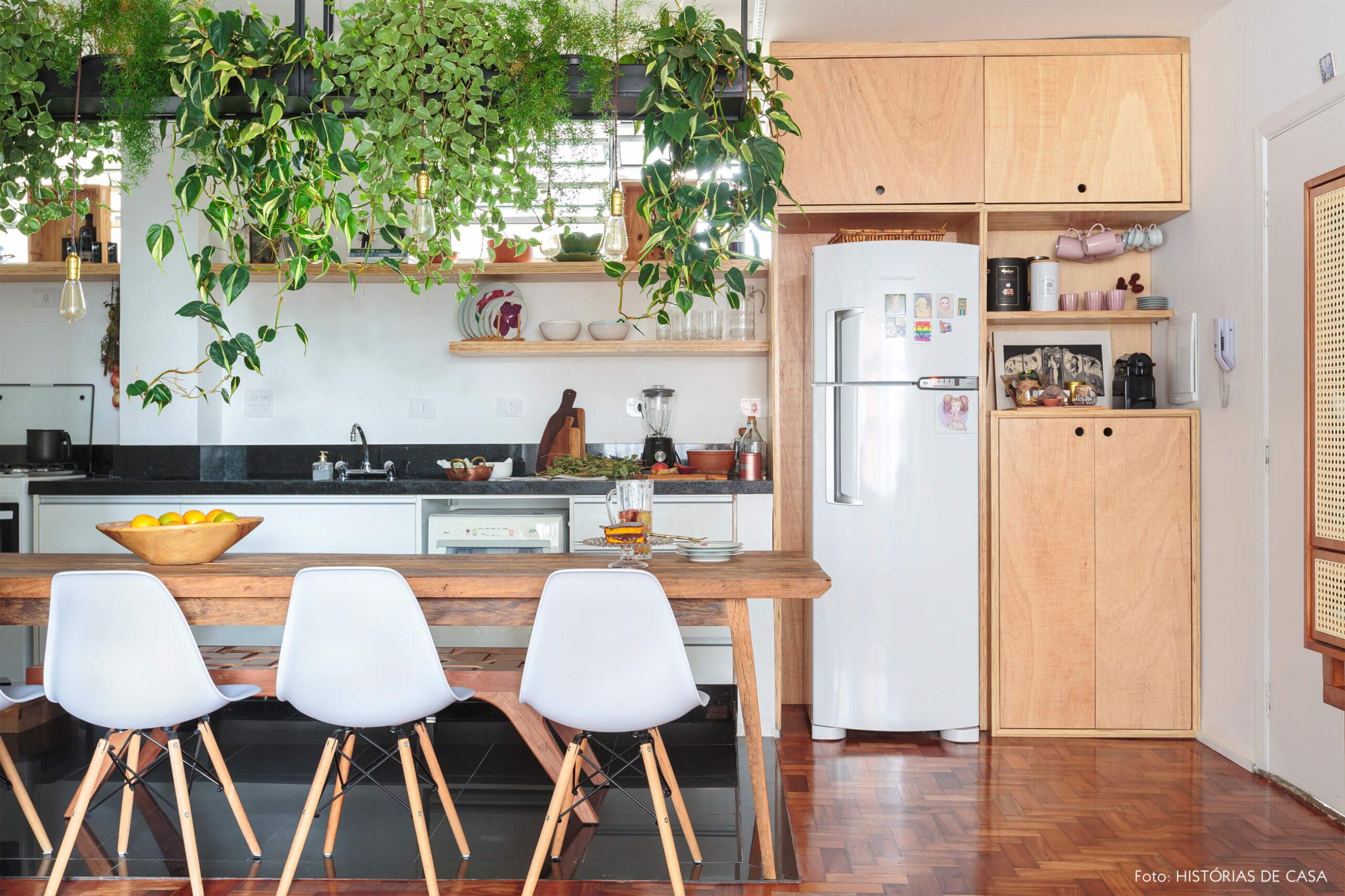 cozinha-cadeira-eames-branca-mesa-madeira-piso-taco-madeira-plantas-teto