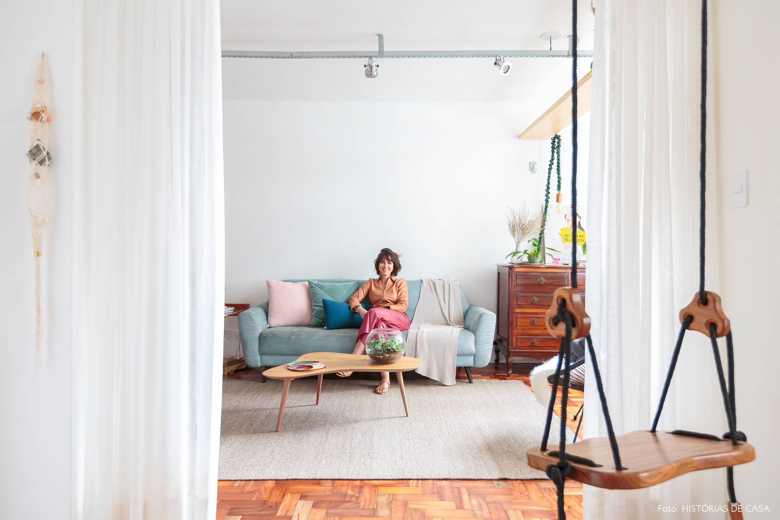 sala-sofa-azul-tapete-bege-retrato-balanço-madeira-mesa-curva-madeira