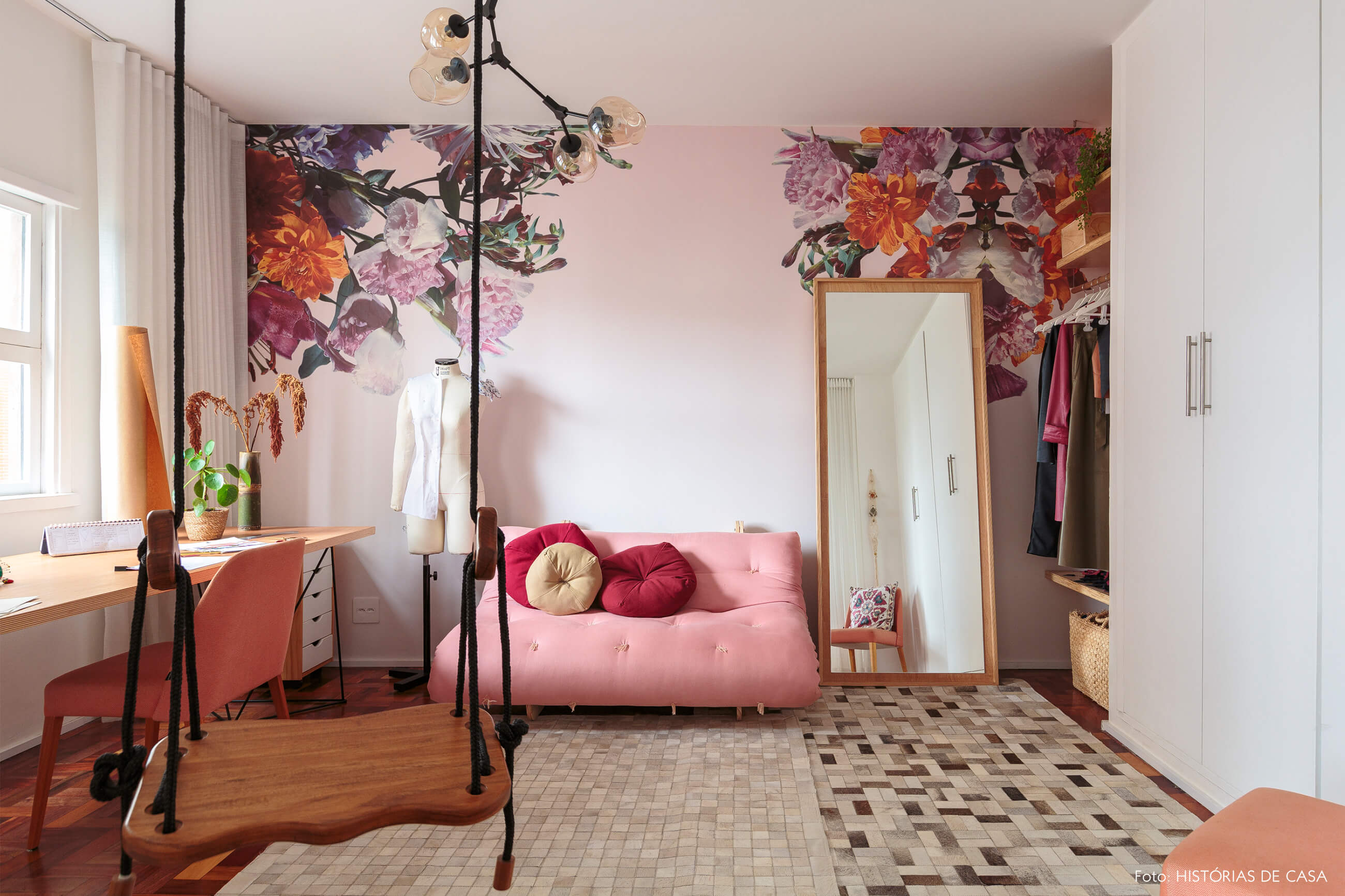 home-office-atelie-papel-de-parede-flores-rosa-sofa-futom-cadeira-rosa-mesa-madeira-balanço-madeira-tapetes