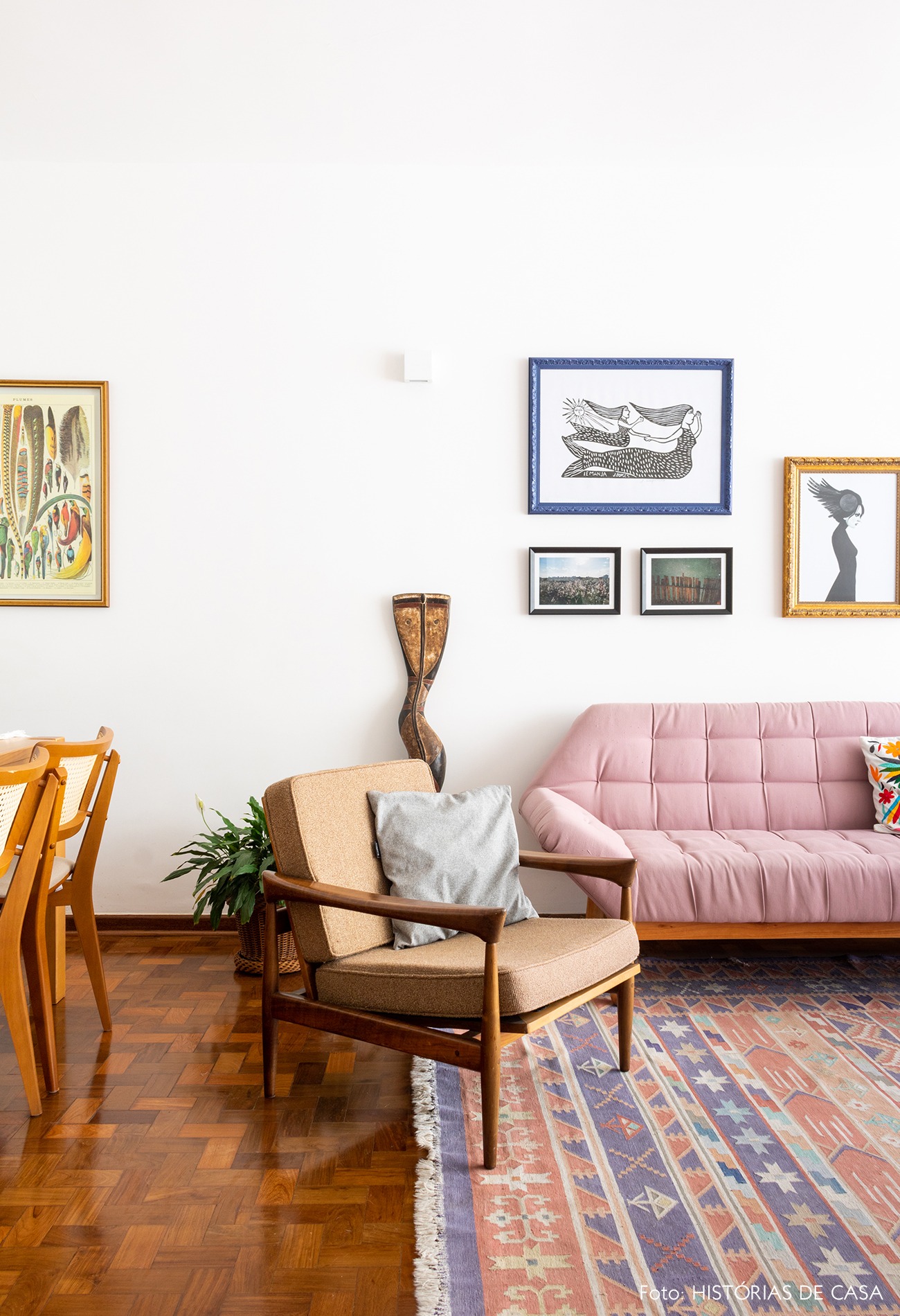 sala-piso-madeira-tapete-estampado-mesa-cadeiras-madeira-sofa-rosa