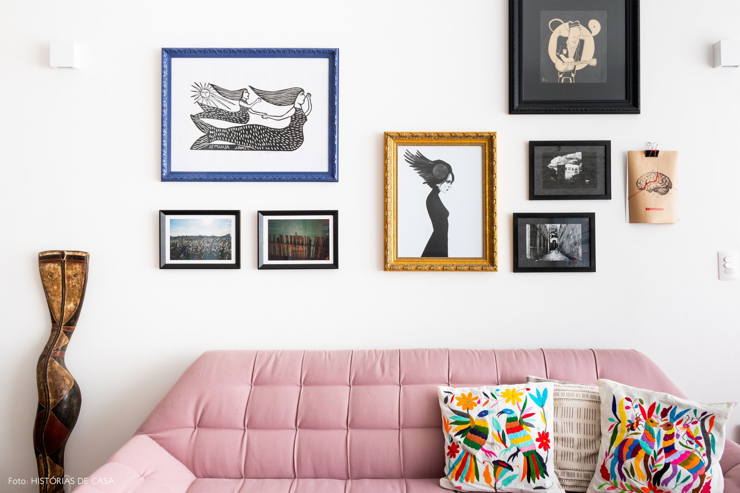 sala-sofa-rosa-detalhe-quadros