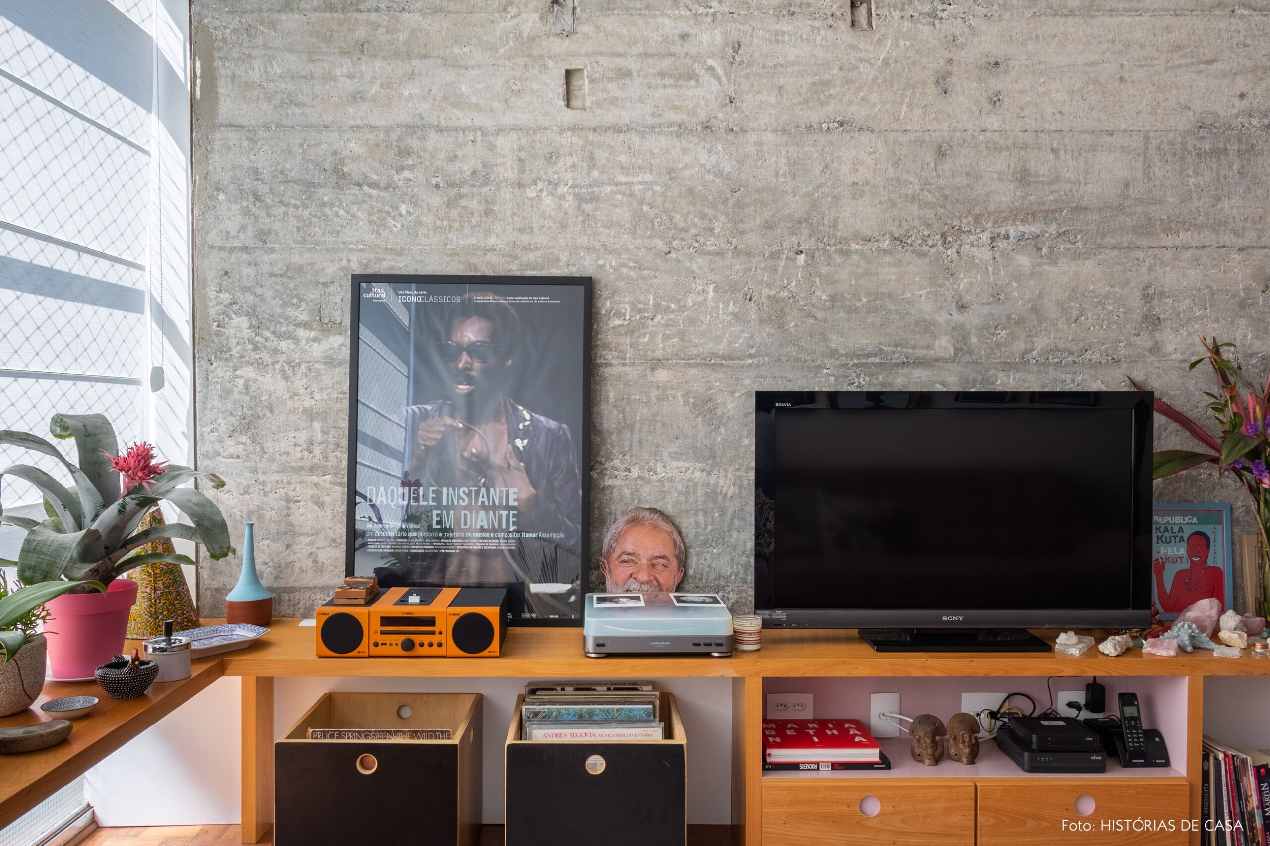 parede-concreto-rack-madeira-plantas-quadros