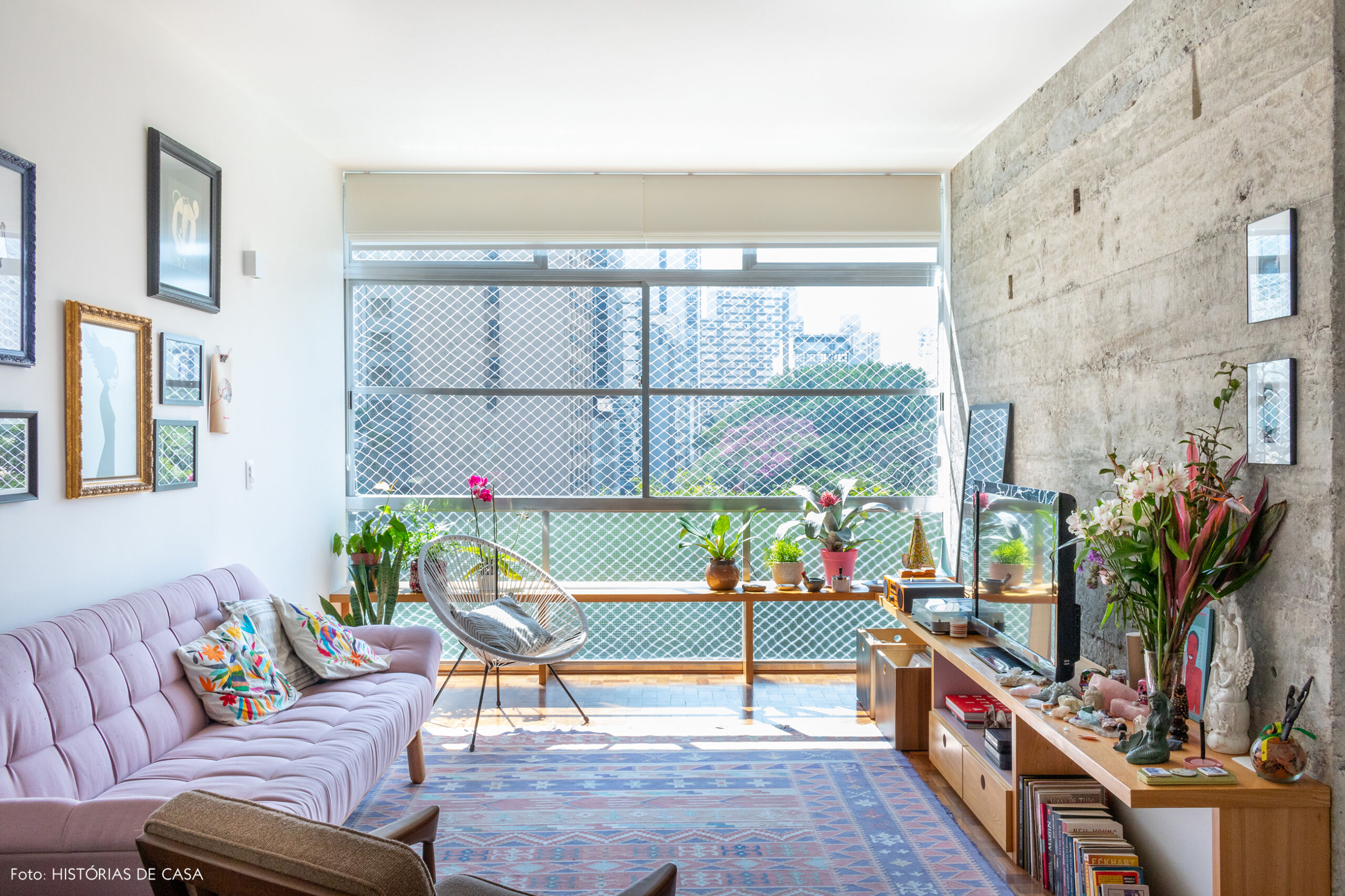 sala-janela-grande-plantas-sofa-rosa-rack-madeira-cadeira-branca.