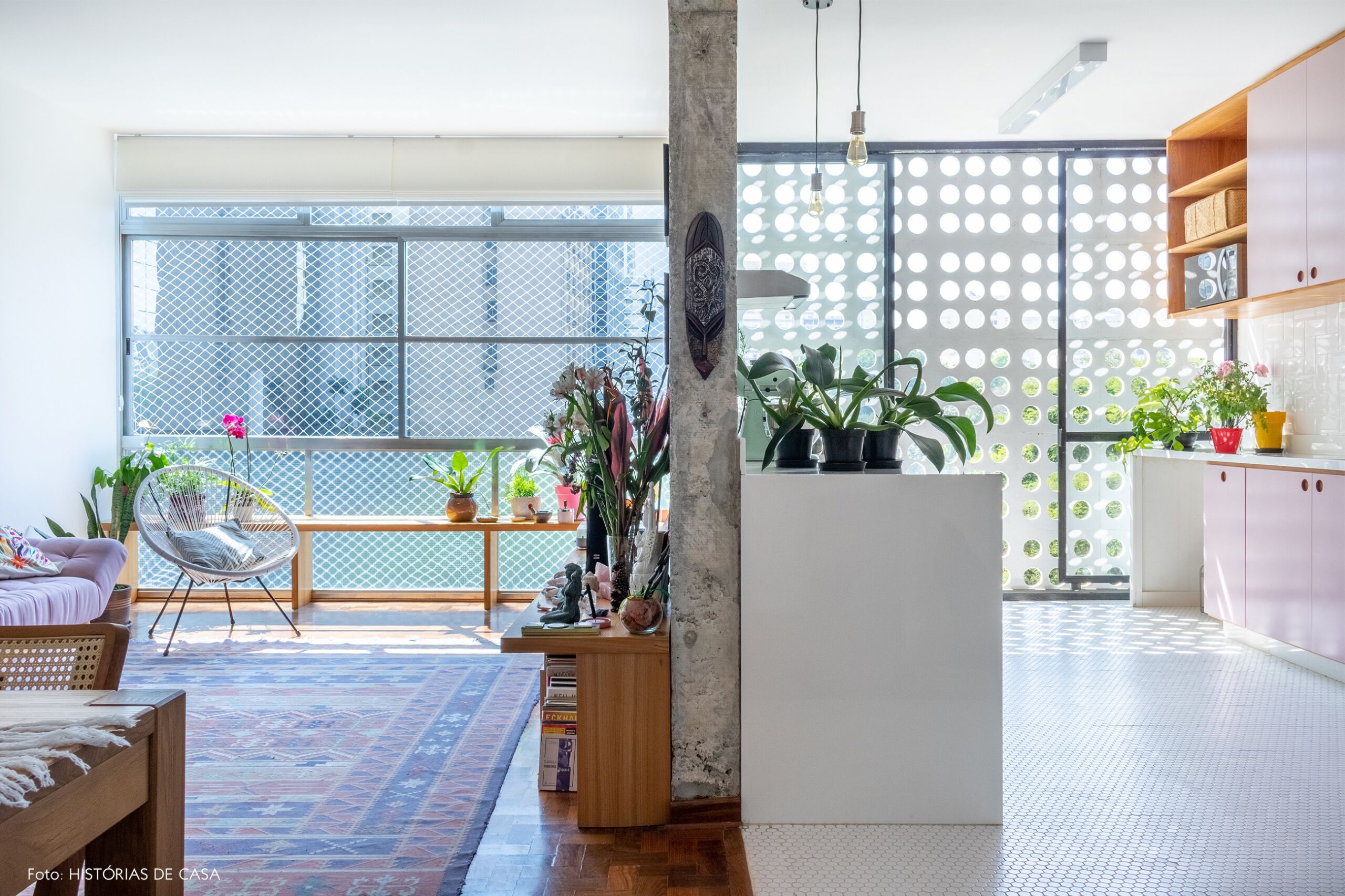 sala-cozinha-parede-concreto-armario-rosa-janela-grande-cogobo-caderia-branca-plantas