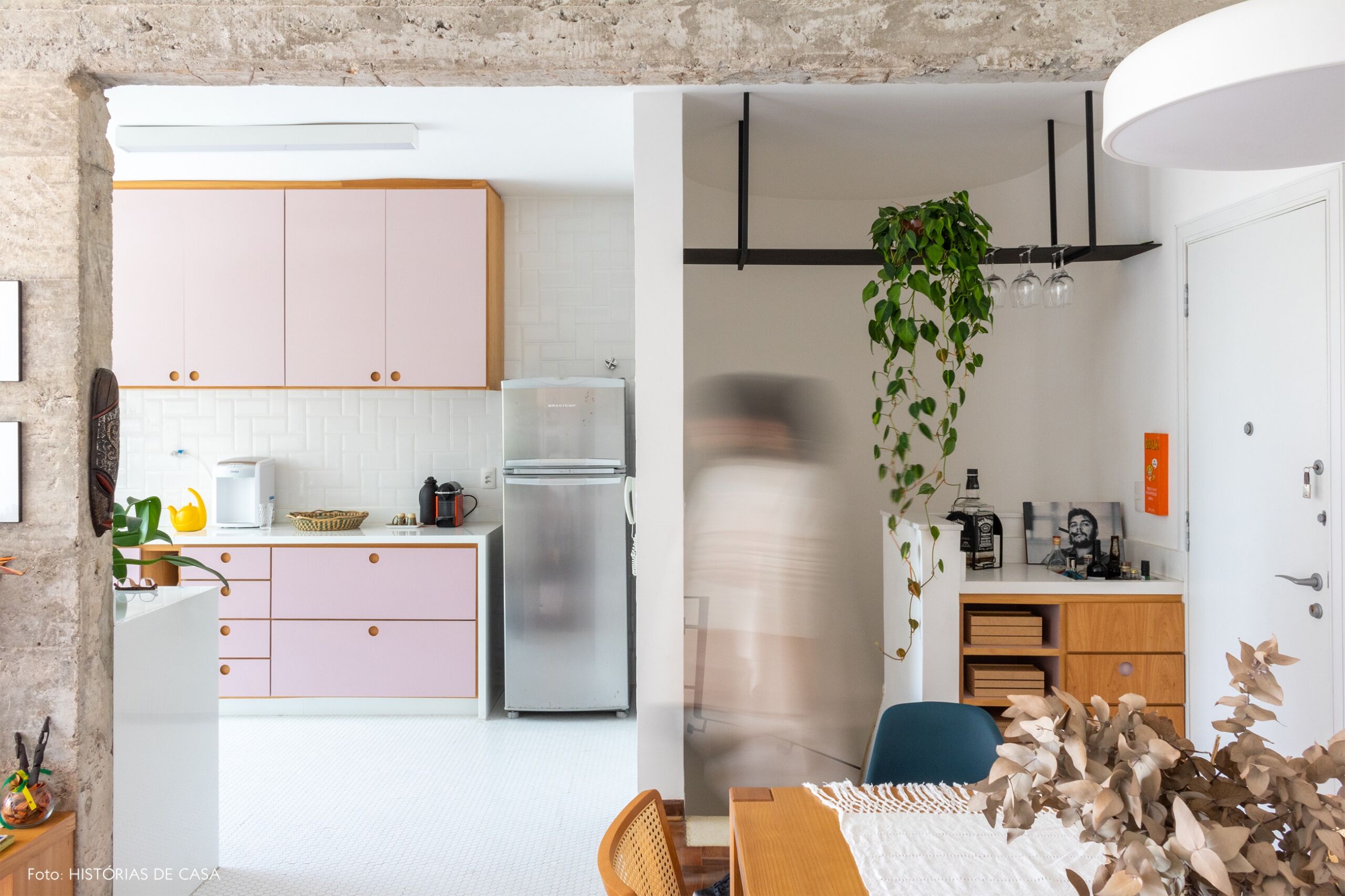 sala-cozinha-parede-concreto-armario-rosa-bar-mesa-madeira