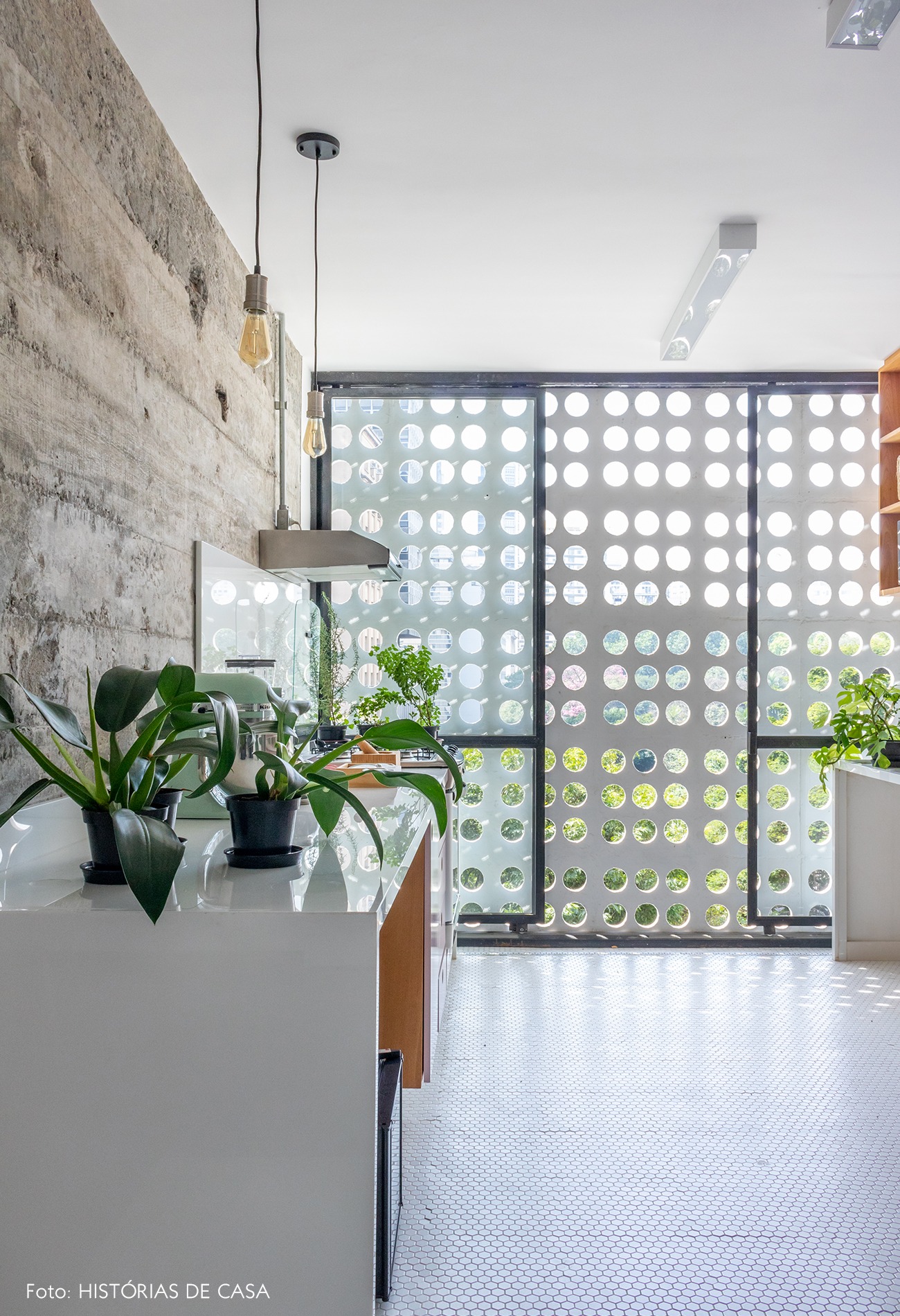 cozinha-janela-grande-cobogo-piso-branco