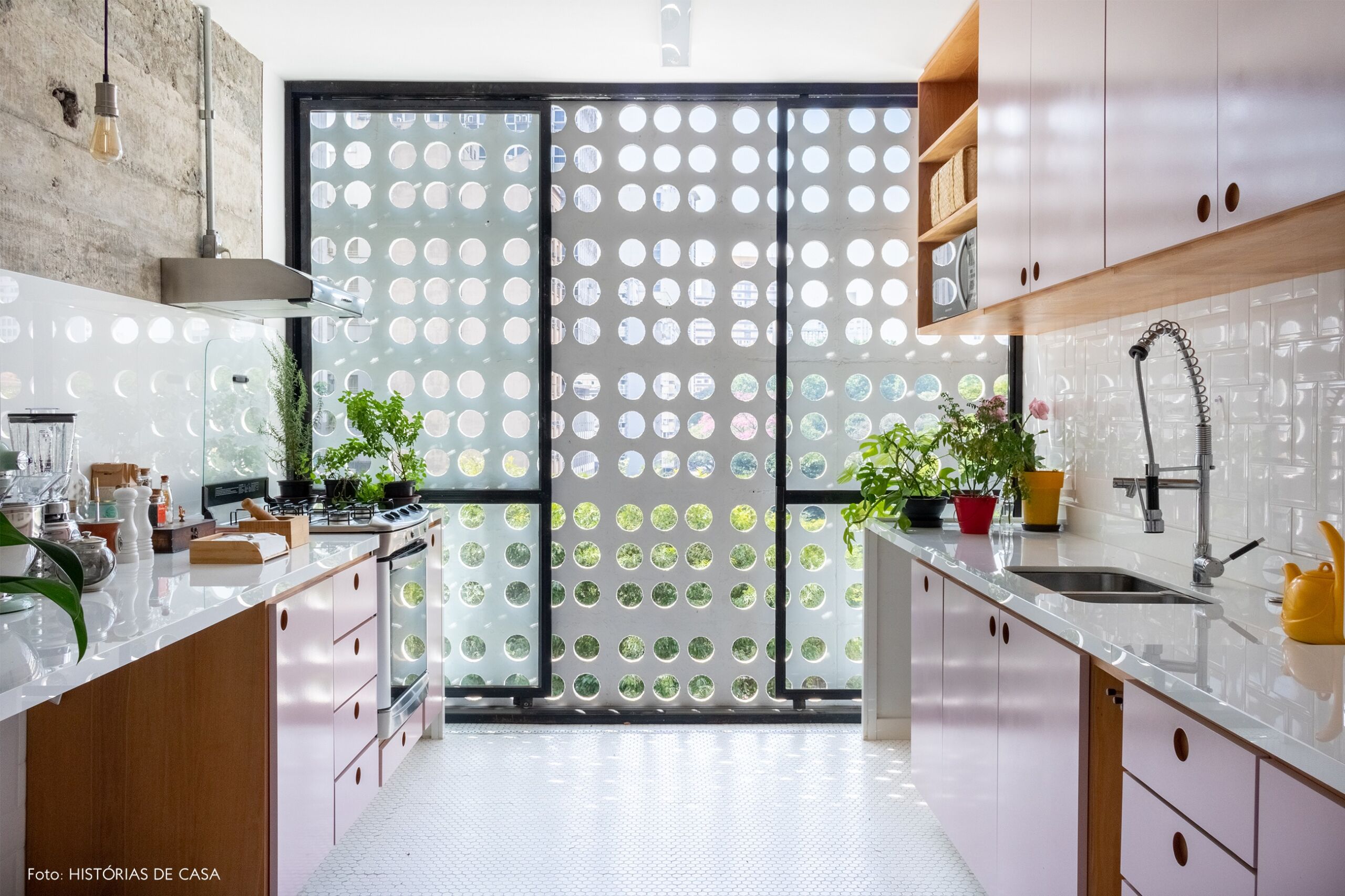 -cozinha-parede-concreto-armario-rosa-janela-grande-cobogo