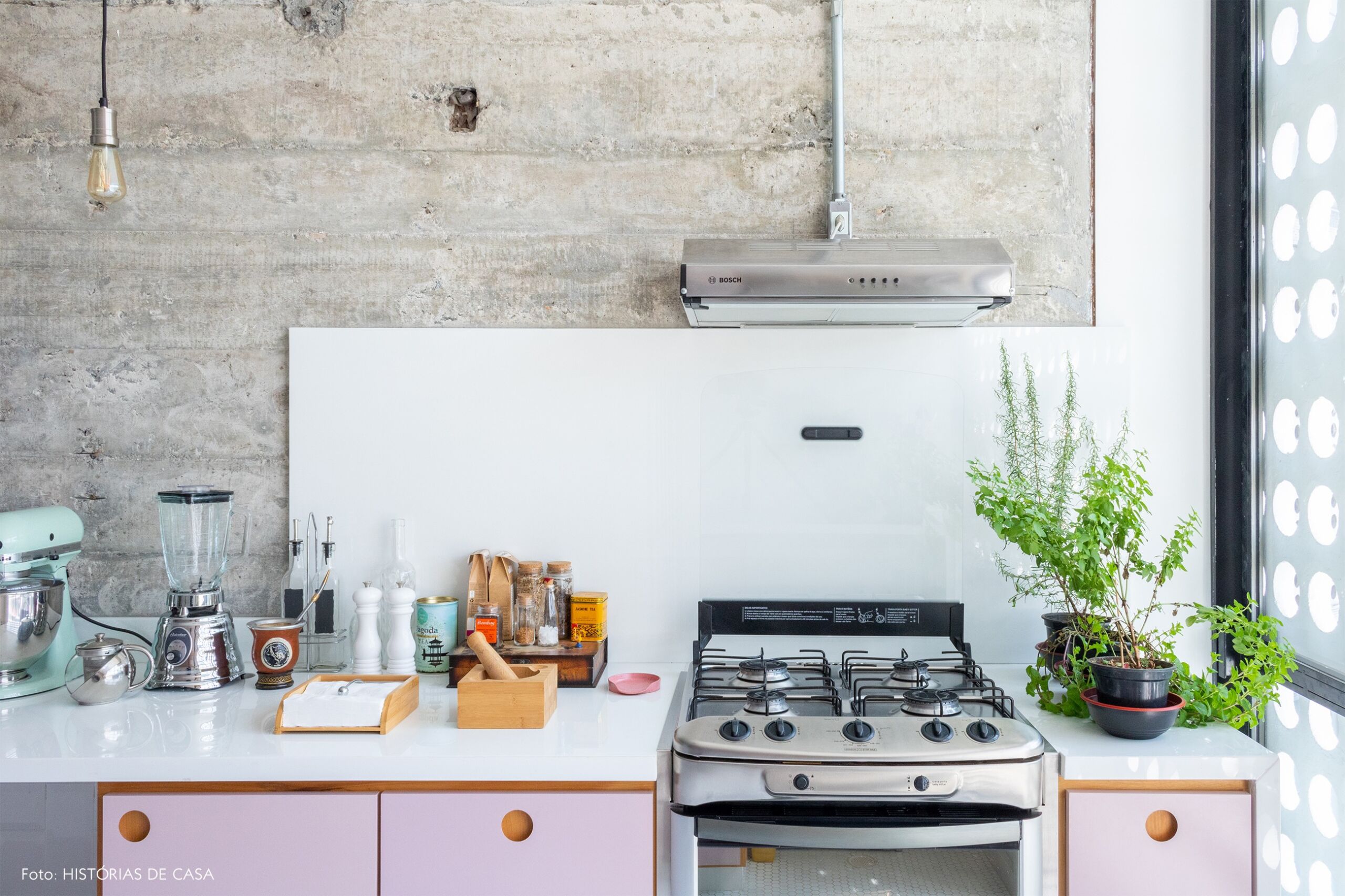 cozinha-detalhe-parede-concreto-armario-rosa