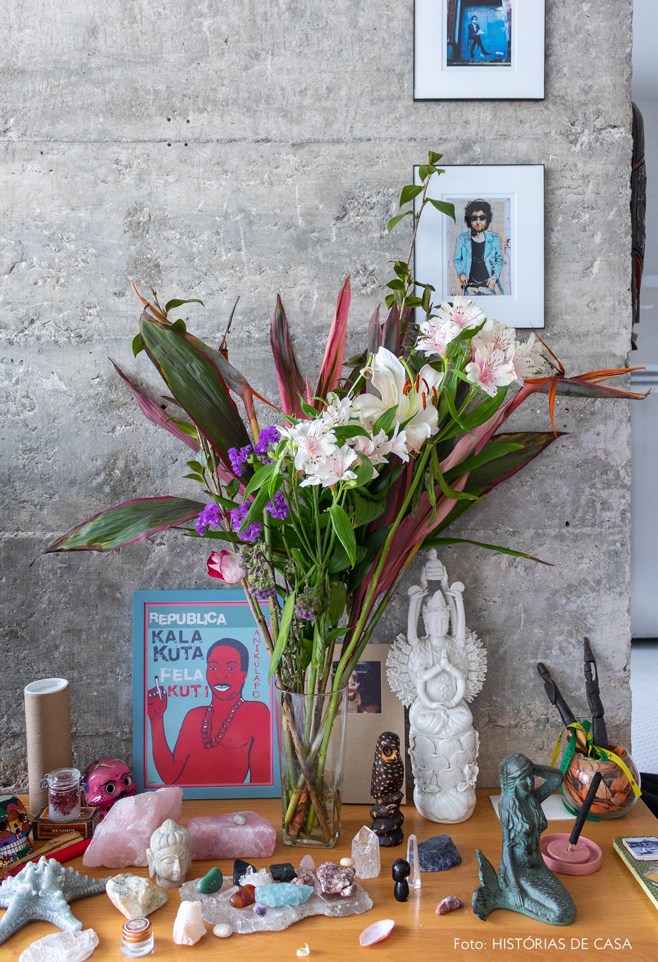 detalhe-parede-concreto-quadros-cristais