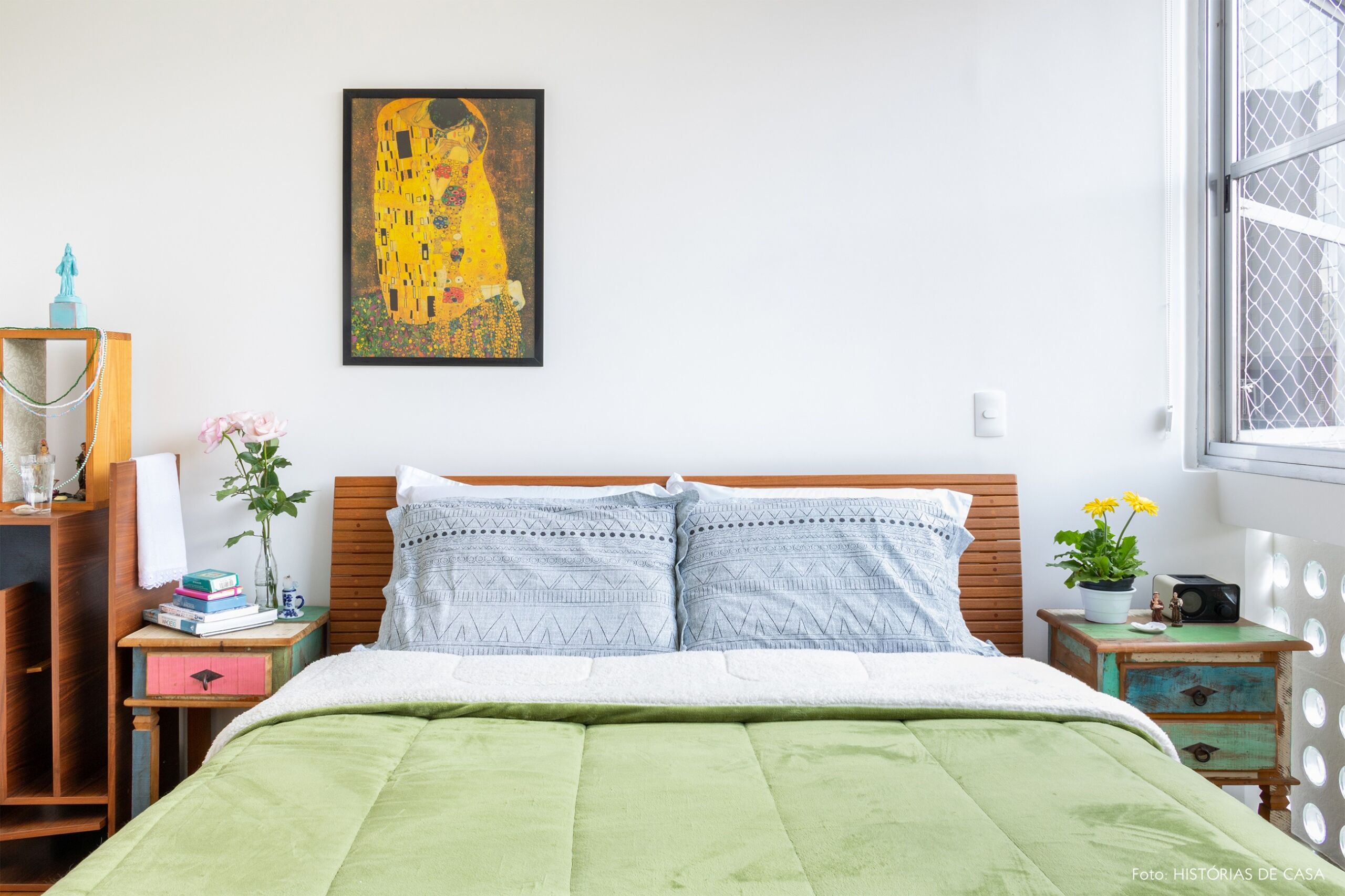 quarto-moveis-madeira-plantas-parede-branca-janela-grande