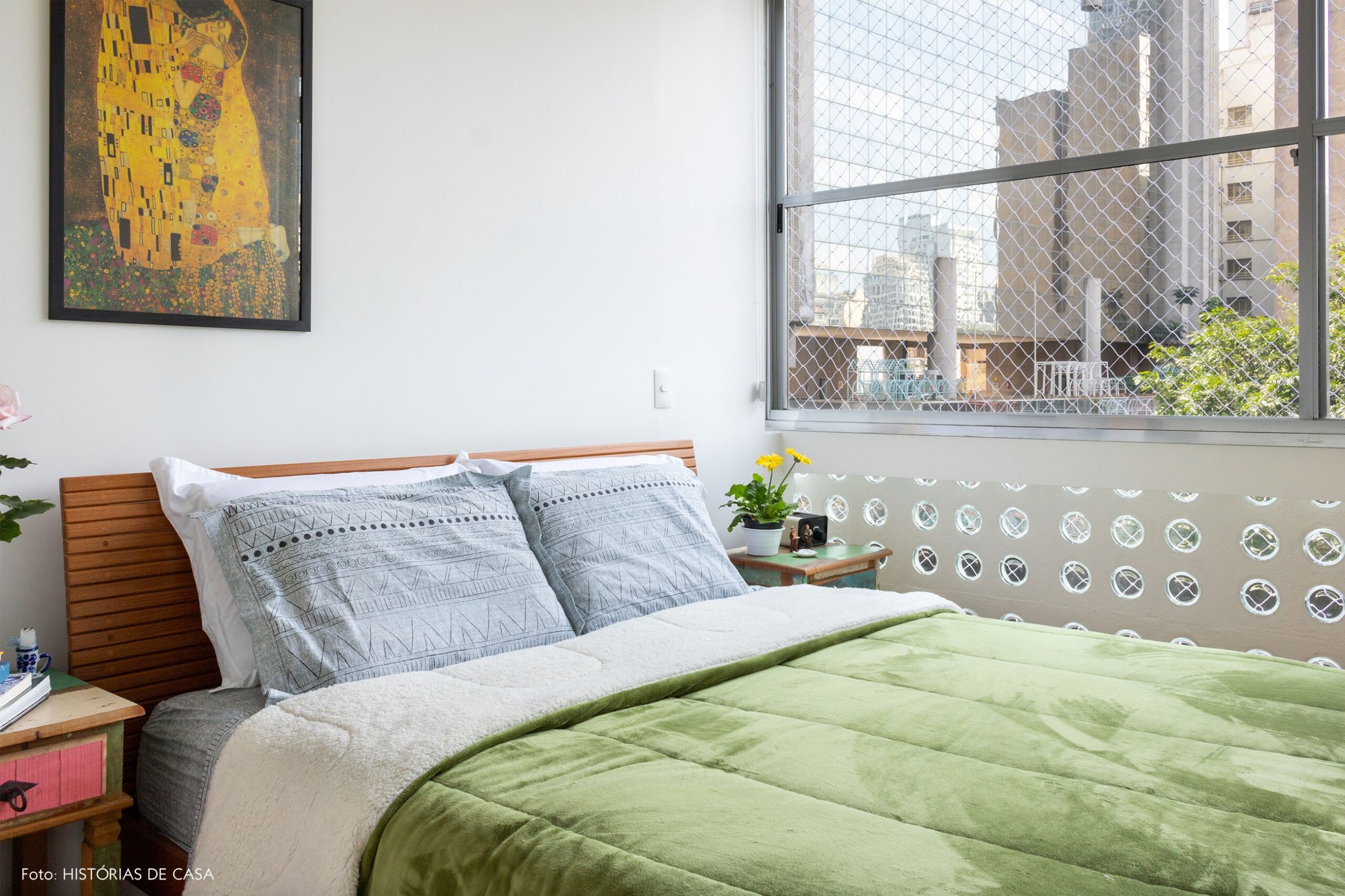 quarto-cama-mesa-lateral-madeira-quadro-klimt-janela-grande