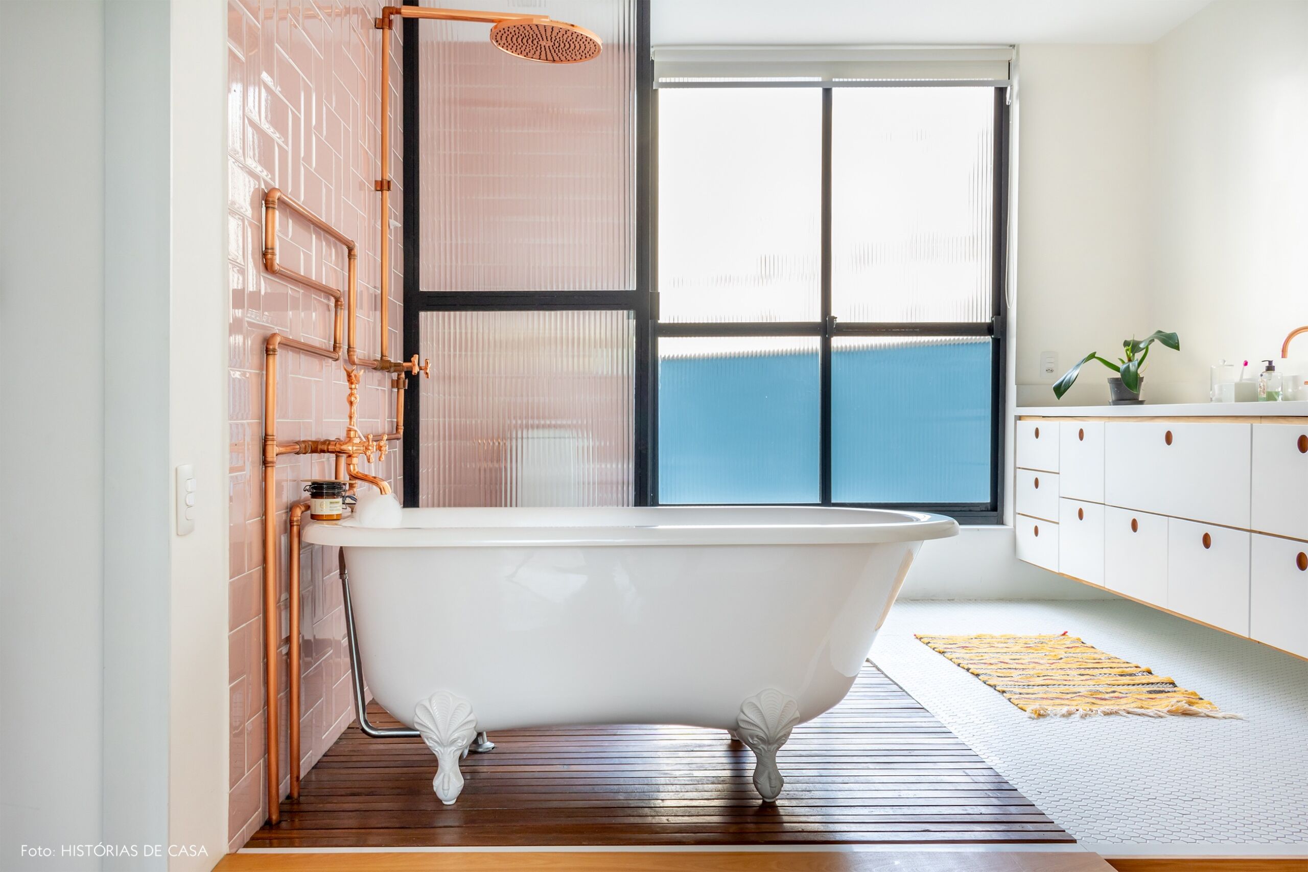 banheiro-parede-rosa-banheira-canos-cobre