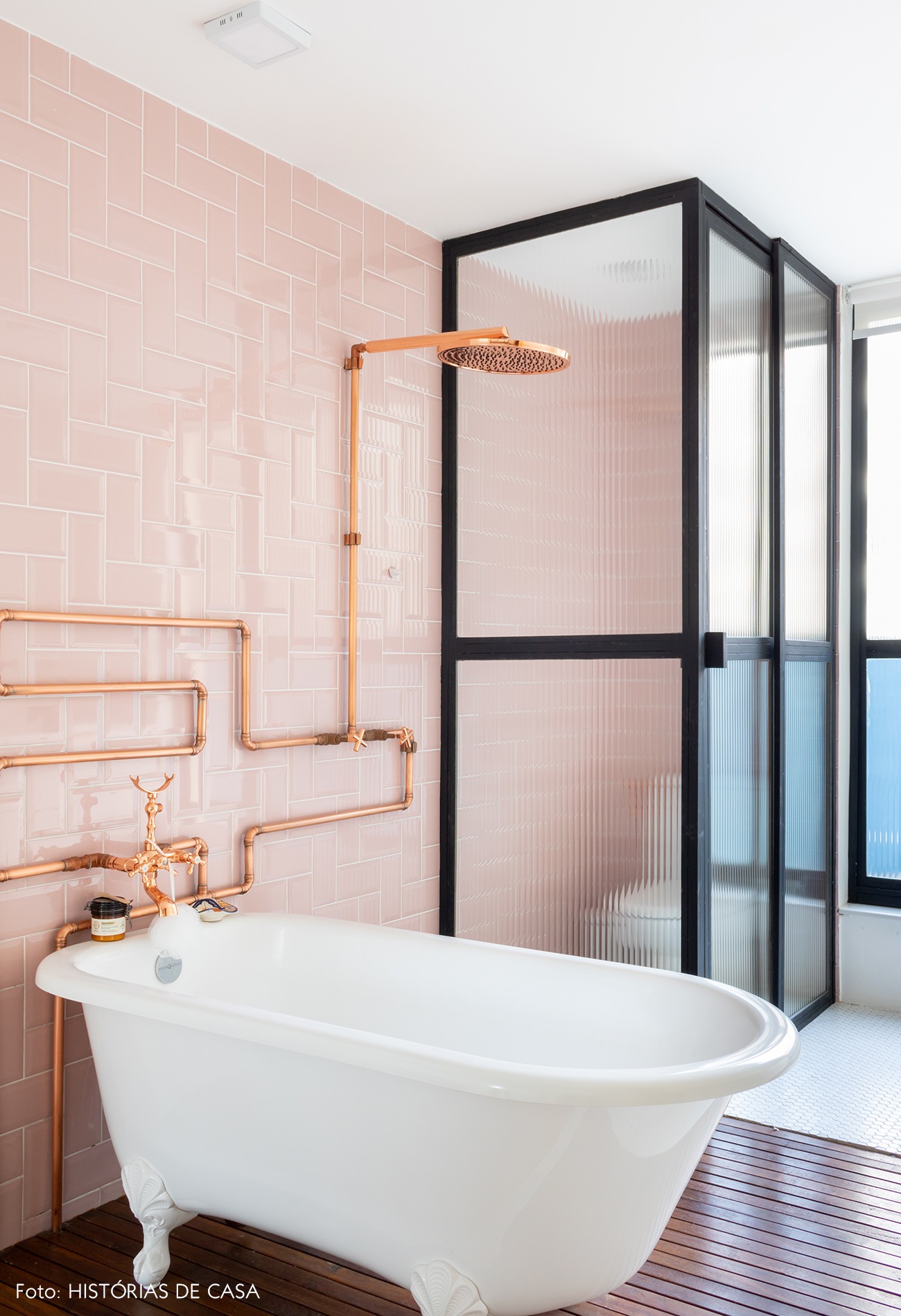 banheiro-parede-rosa-canos-cobre-banheira-branca