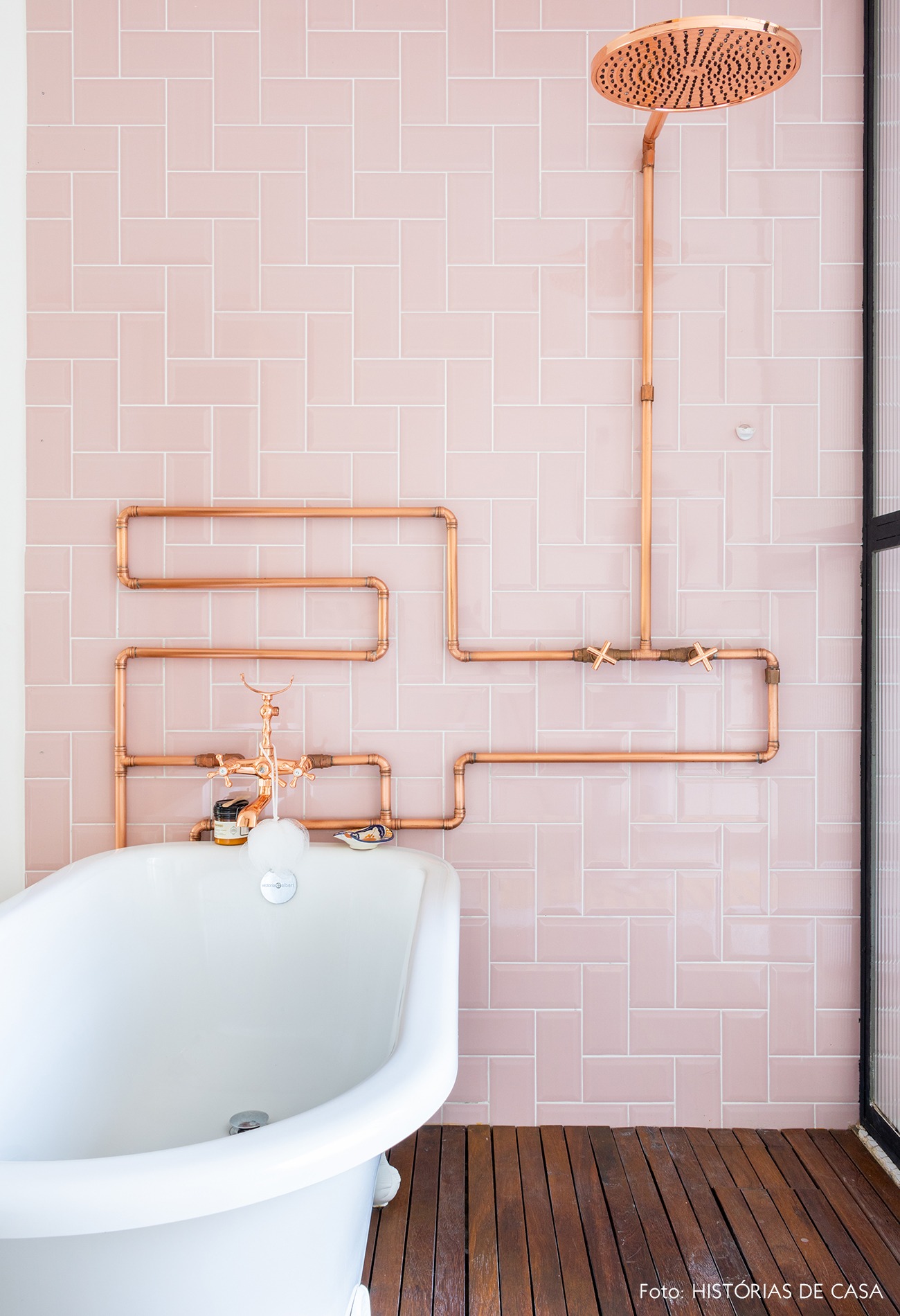 banheiro-parede-rosa-canos-cobre-banheira-branca