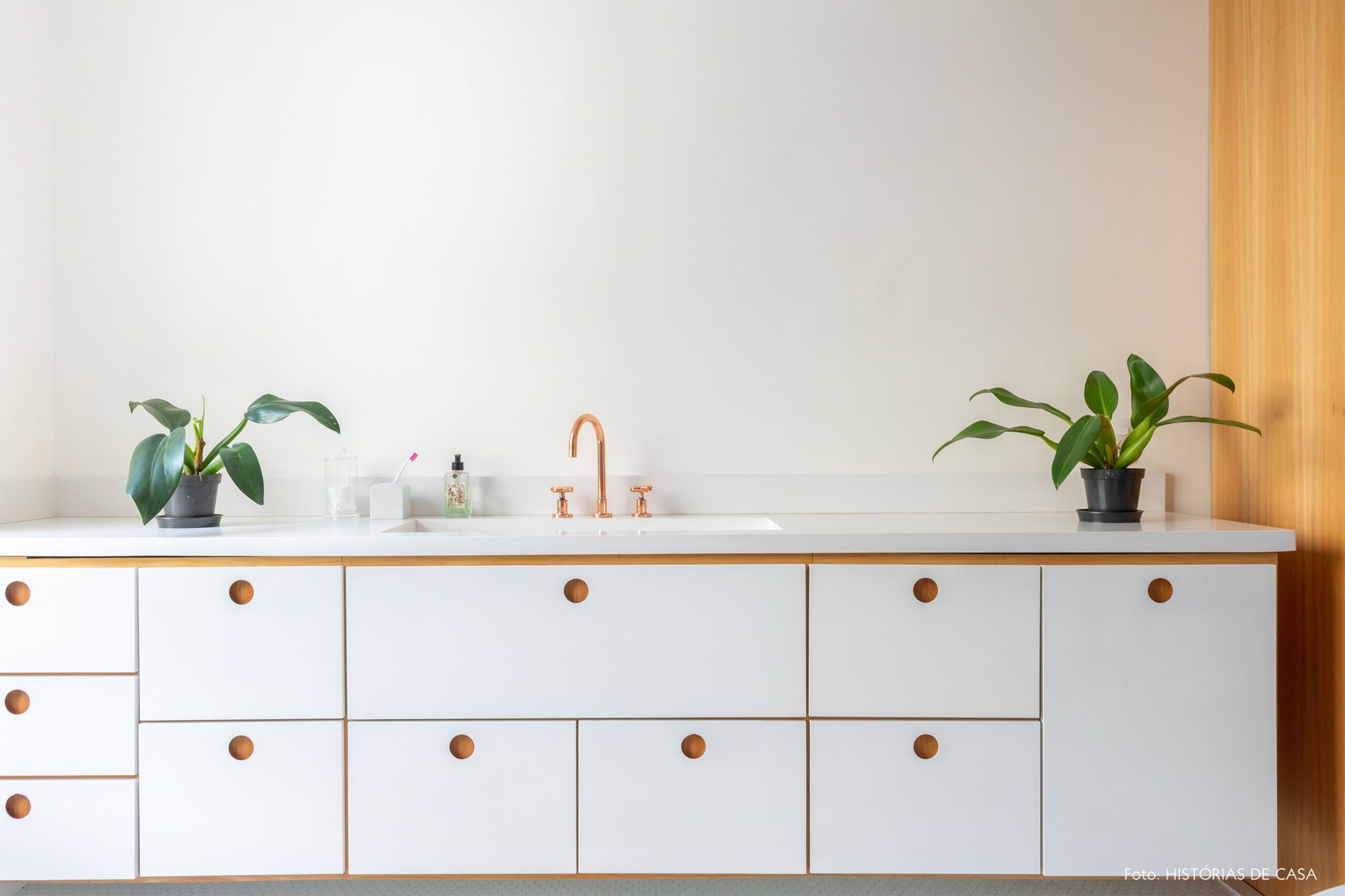 banheir-armario-branco-plantas