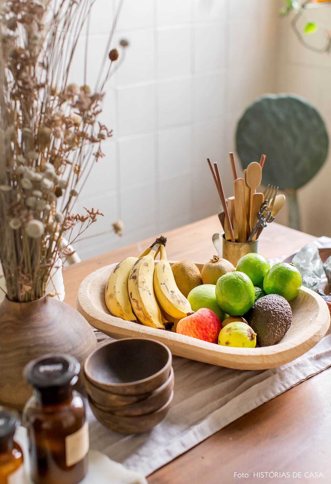 detalhe frutas em prato de madeira em mesa de madeira