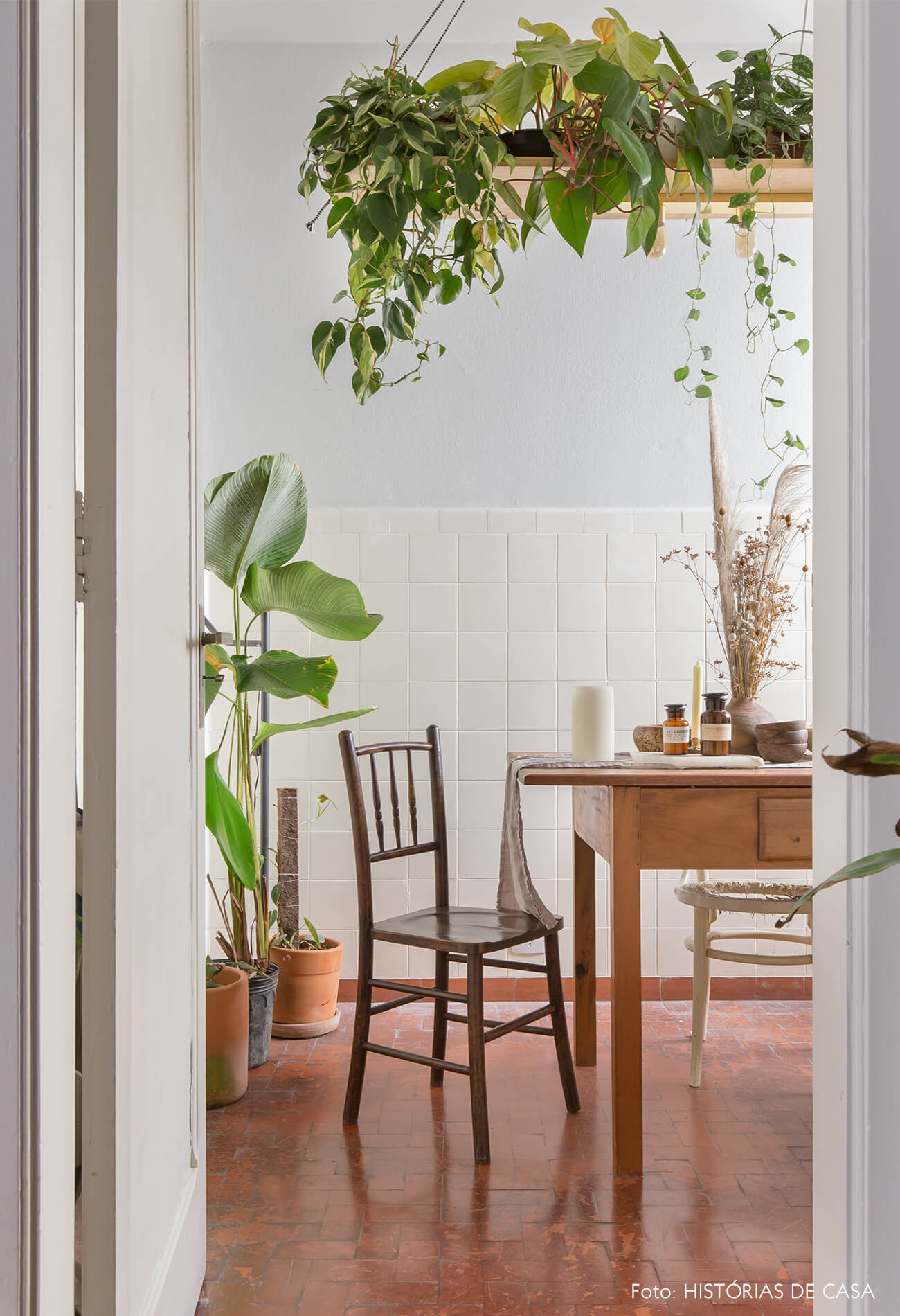 sala de jantar com paredes brancas e móveis de madeira e plantas