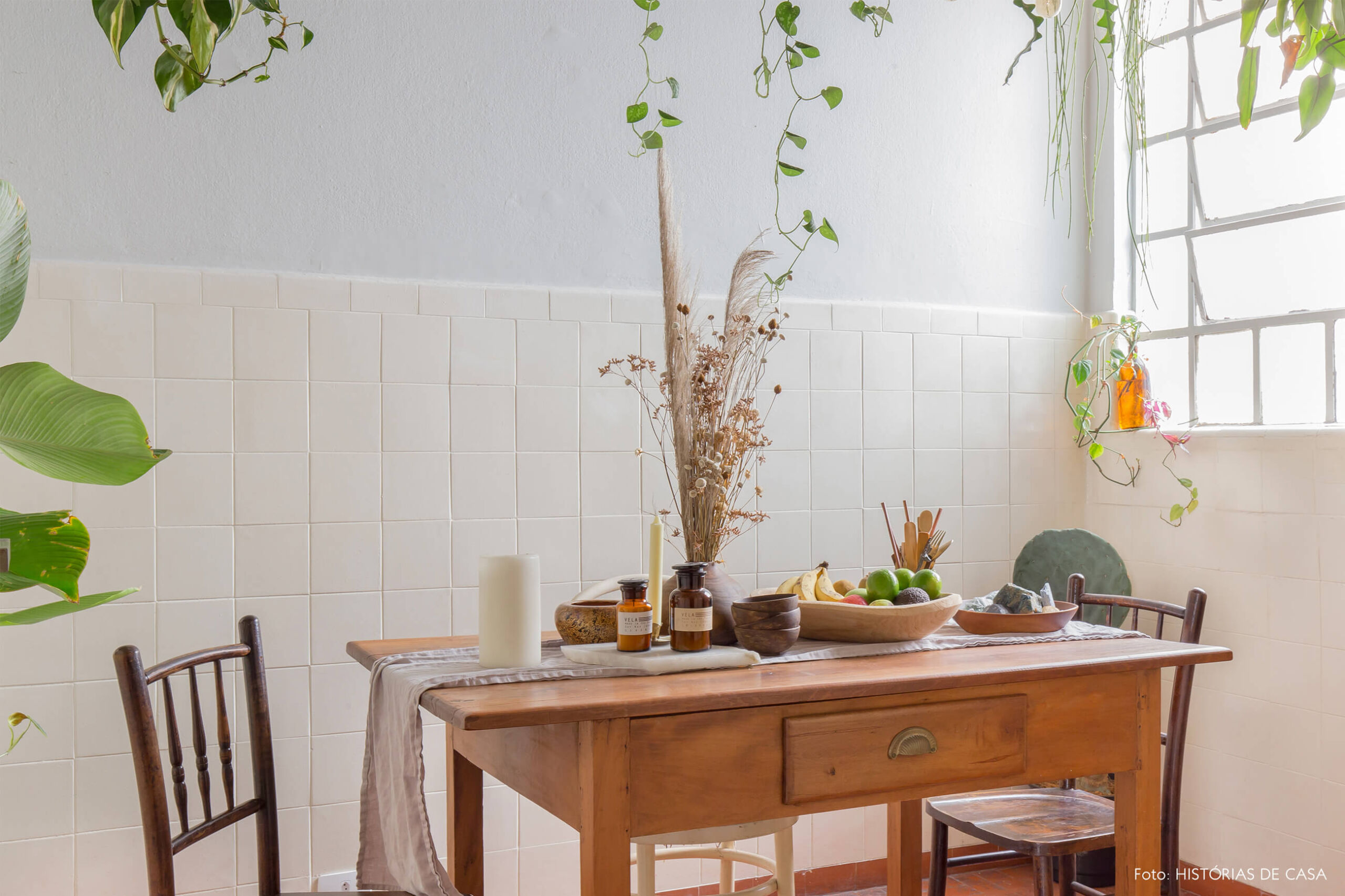 sala de jantar com cadeiras e mesa de madeira e plantas