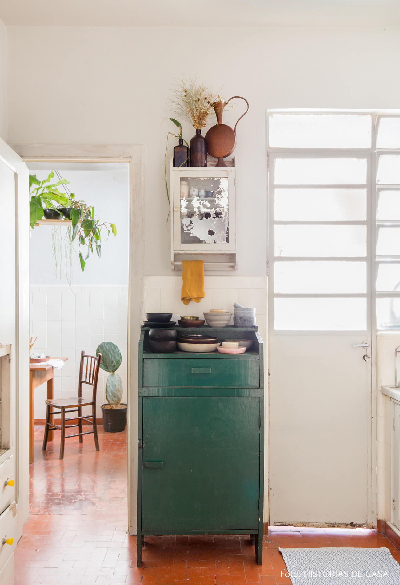 cozinha com armário verde e paredes brancas
