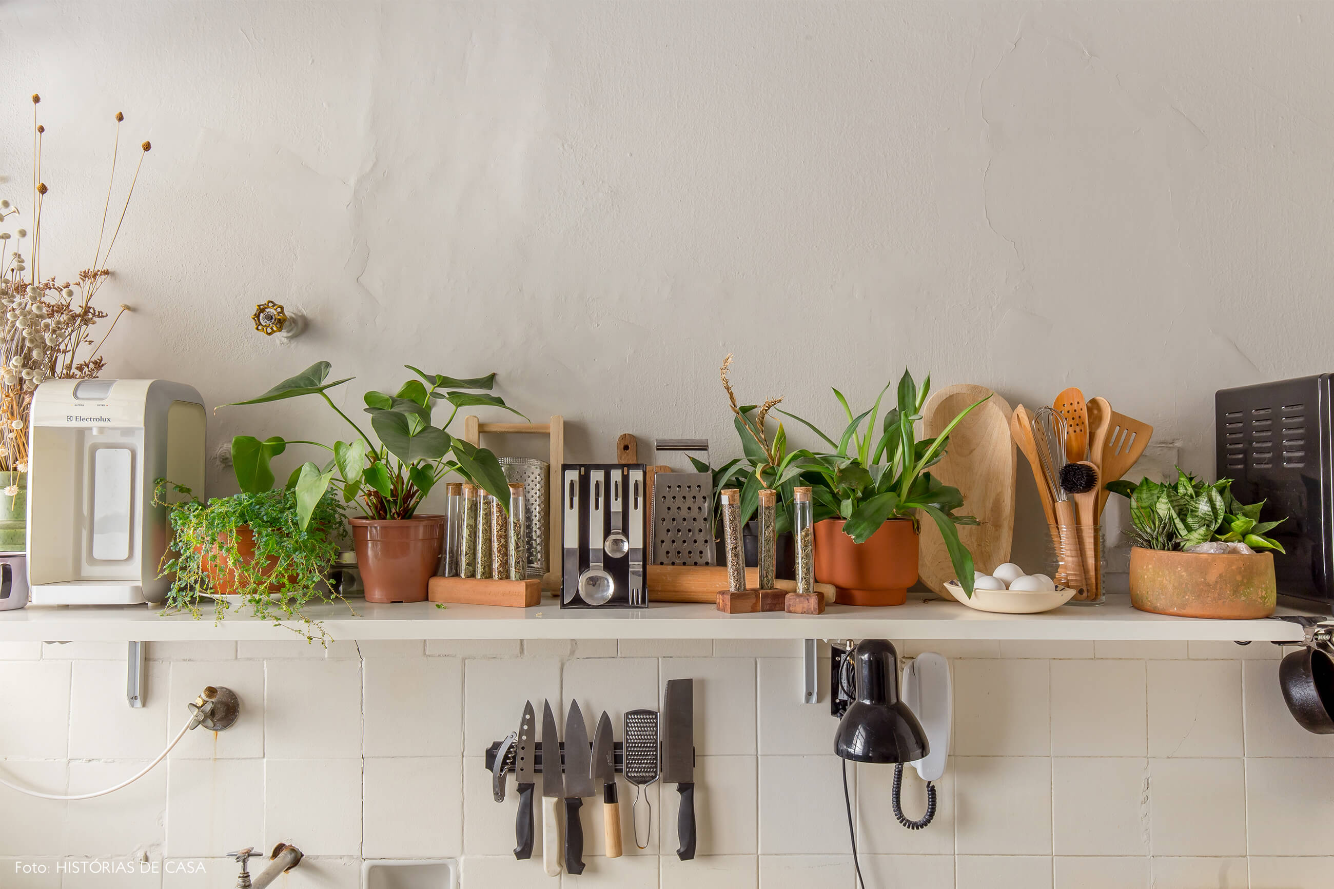 armário cozinha branco com utensílios e plantas