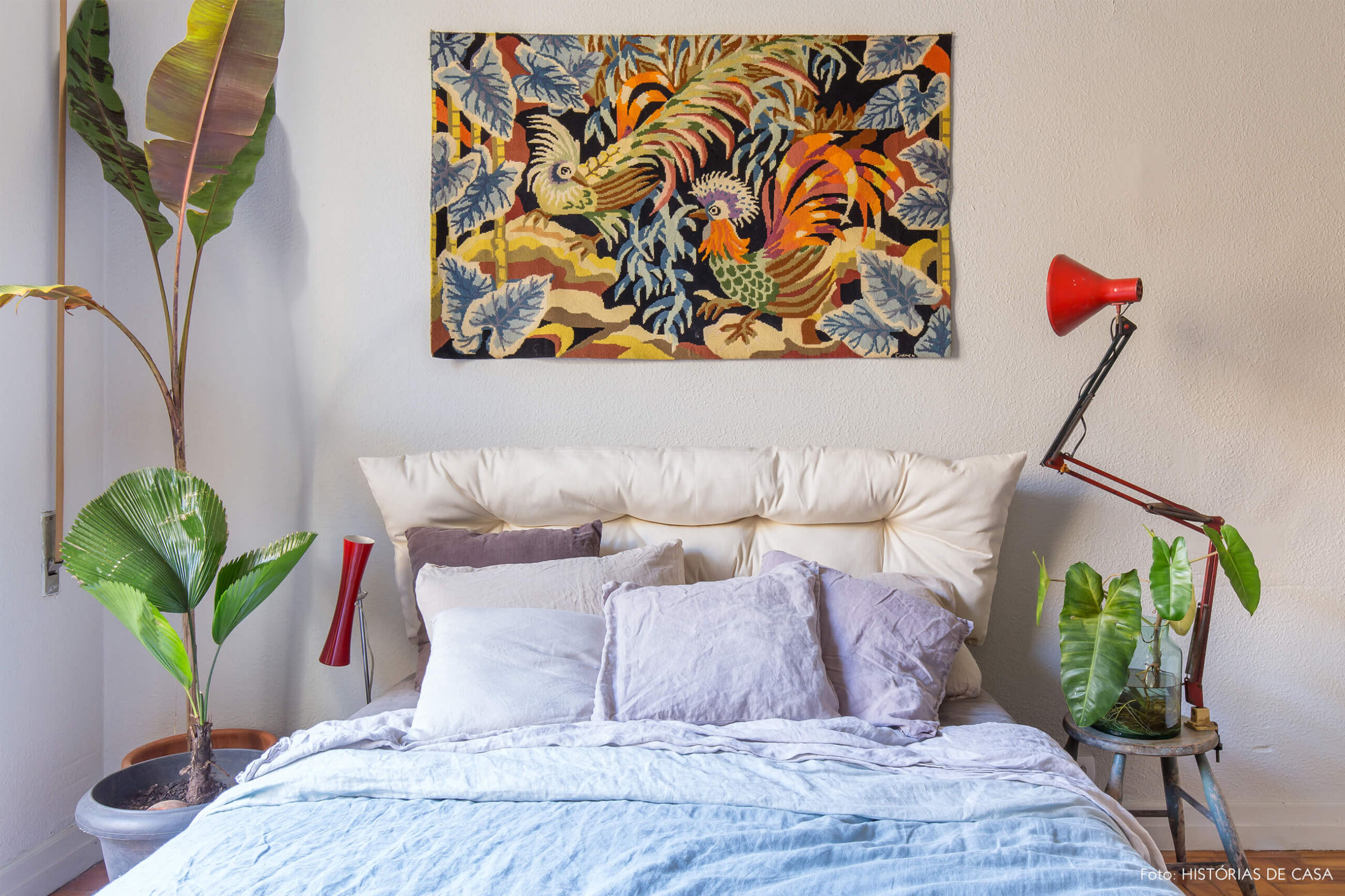 quarto cama lençol azul luminária vermelha