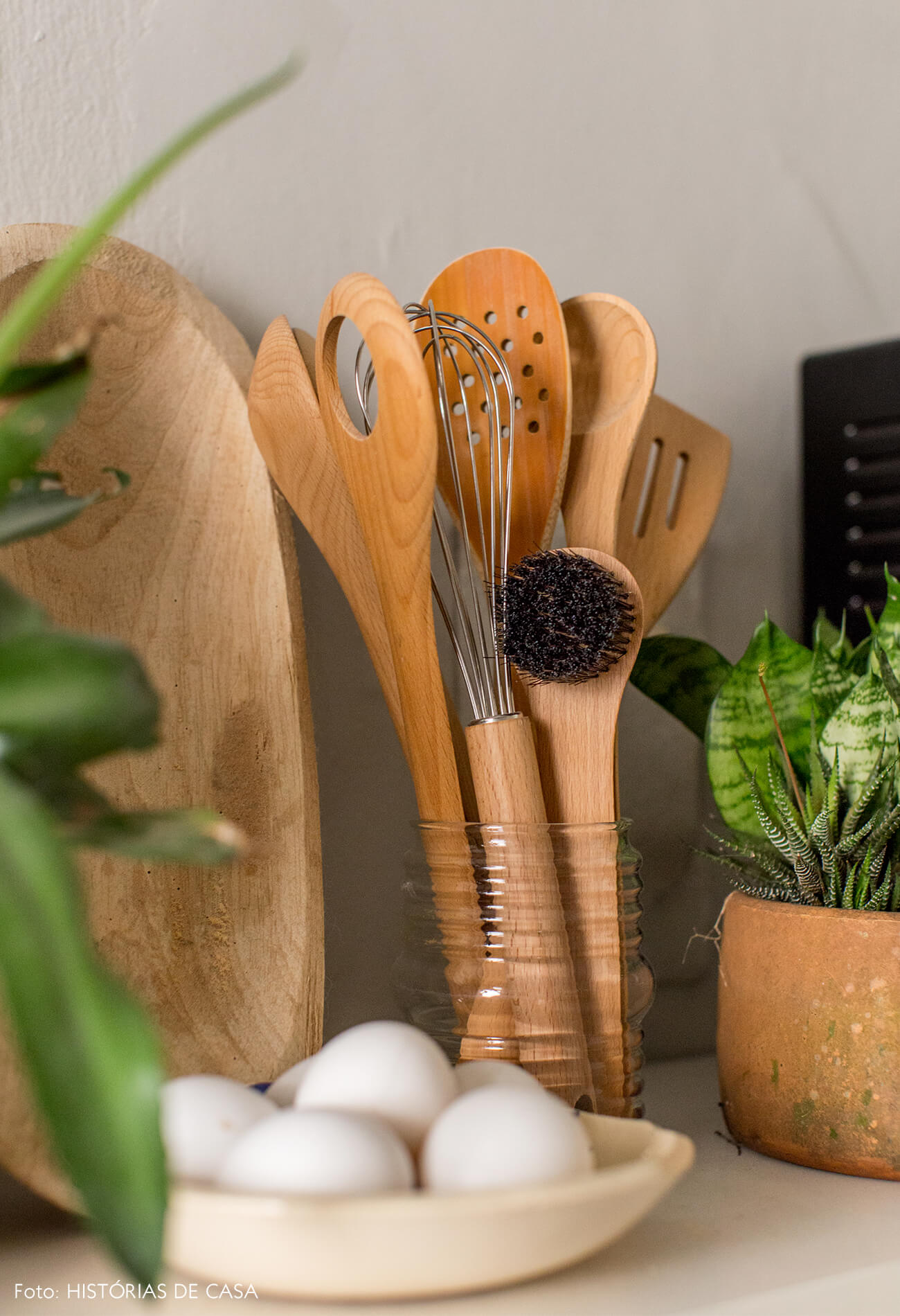 Detalhe cozinha utensílios madeira e plantas