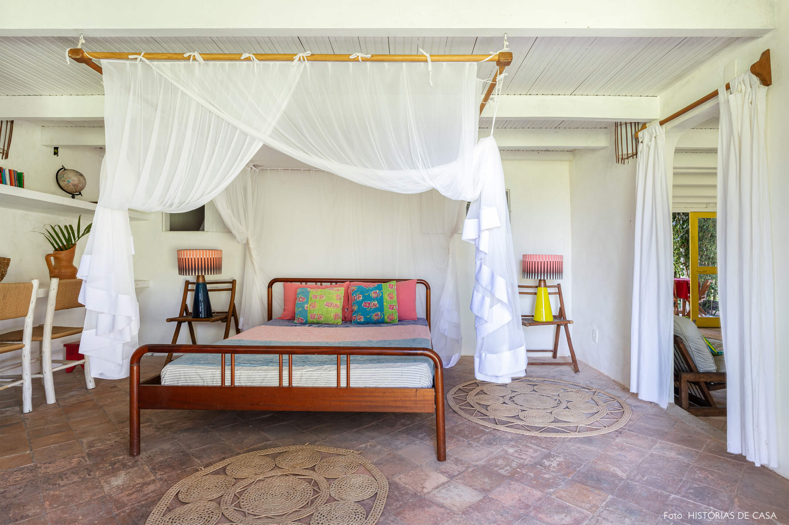 flavia-decoração-trancoso-quarto-com-moveis-de-madeira-e-tenda-branca