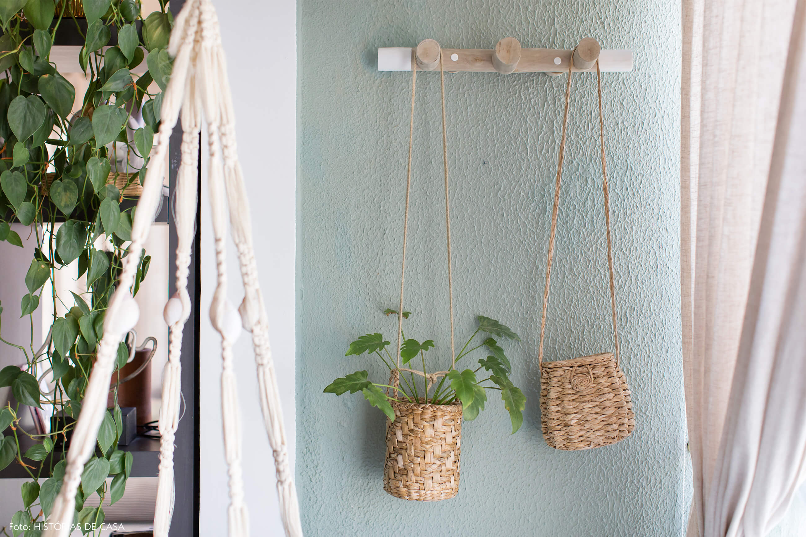 ju-cosi-decoração-parede-auzl-e-macrame-com-prateleira-de-madeira