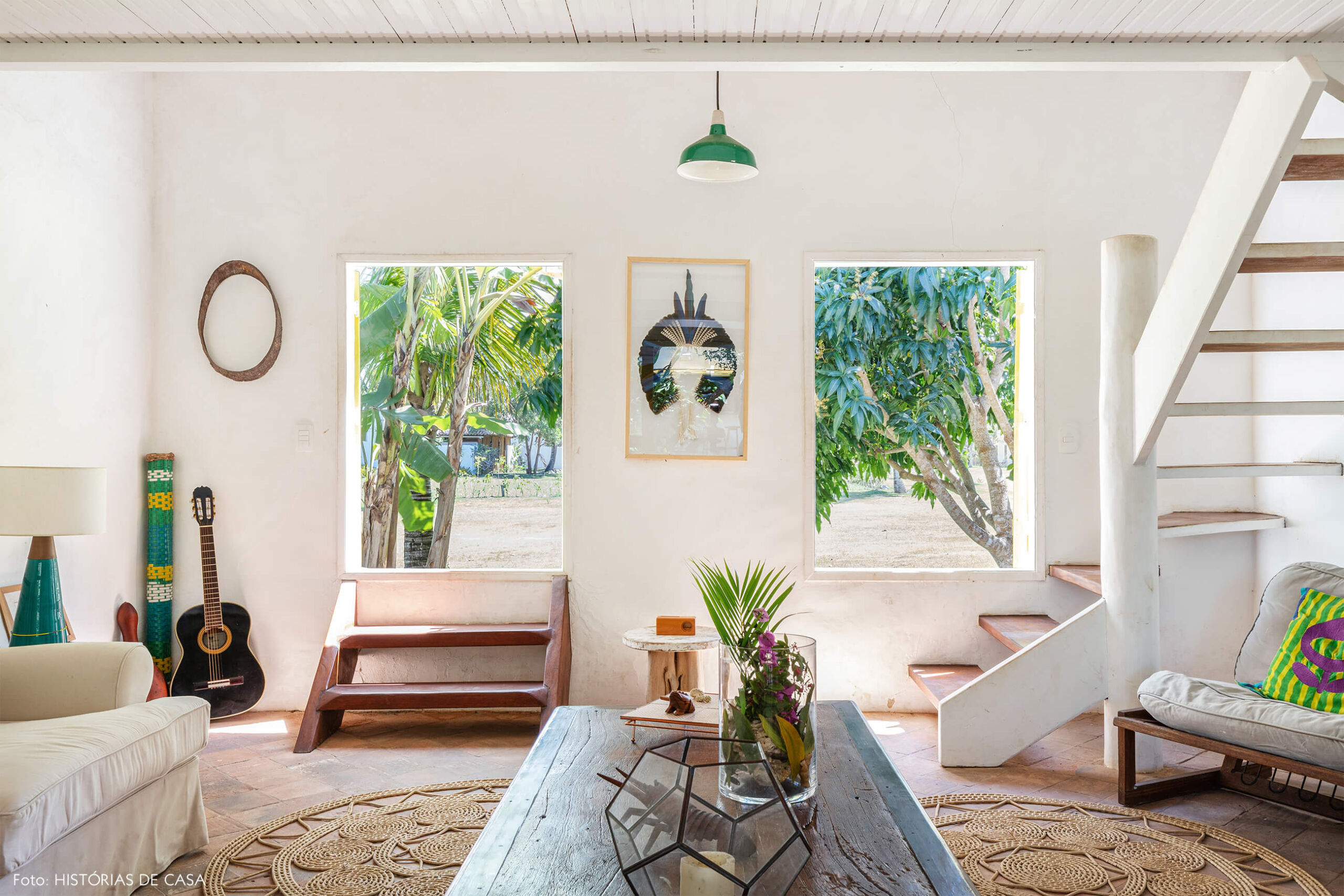 flavia-decoração-trancoso-sala-com-saida-para-varanda-e-moveis-de-madeira