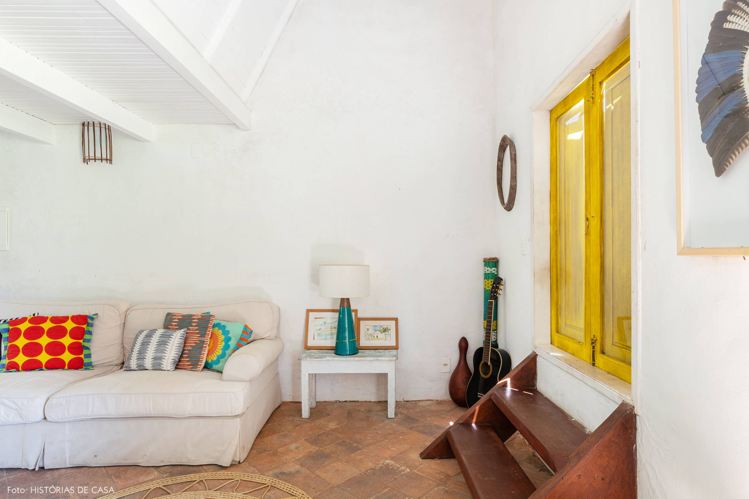 flavia-decoração-trancoso-sala-branca-com-janela-amarel