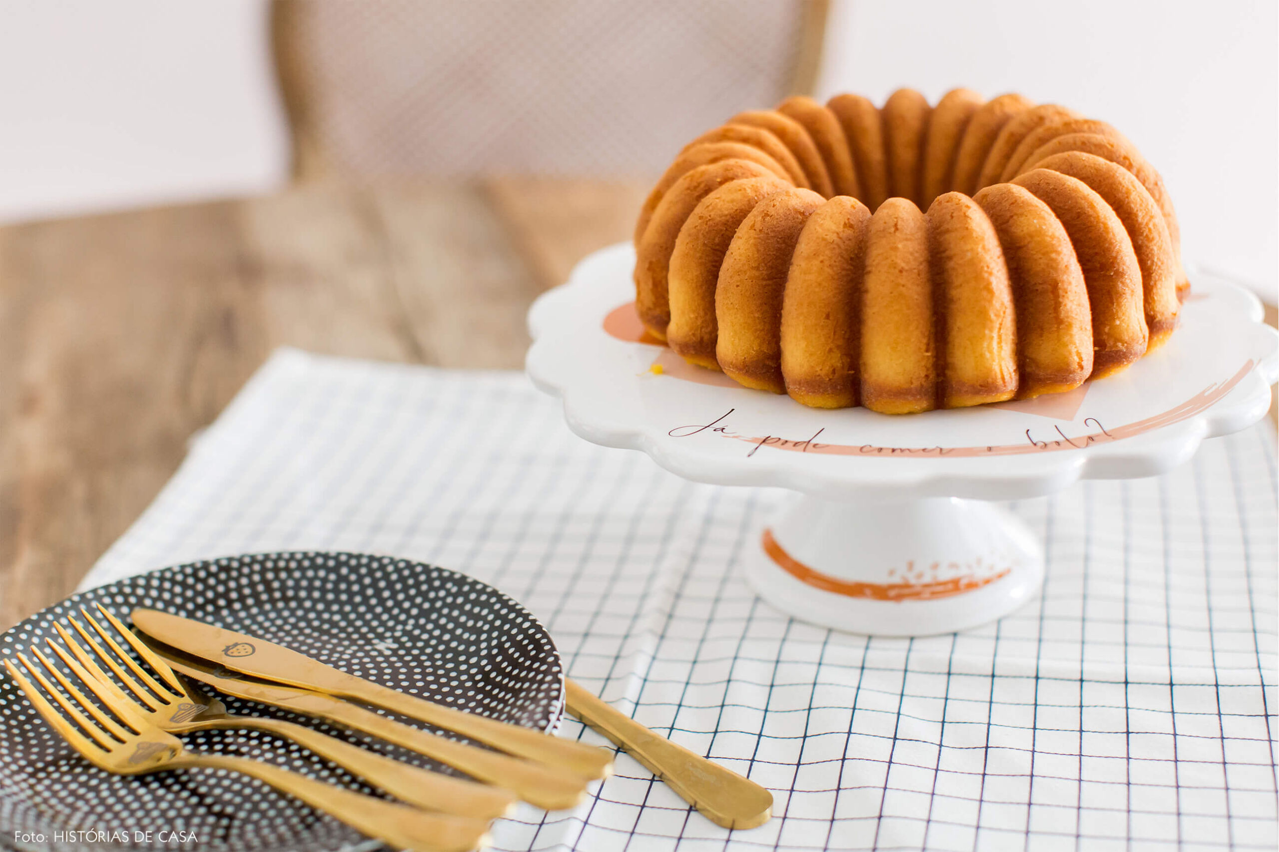 ju-cosi-decoração-cozinha-boleira-talheres-dourados