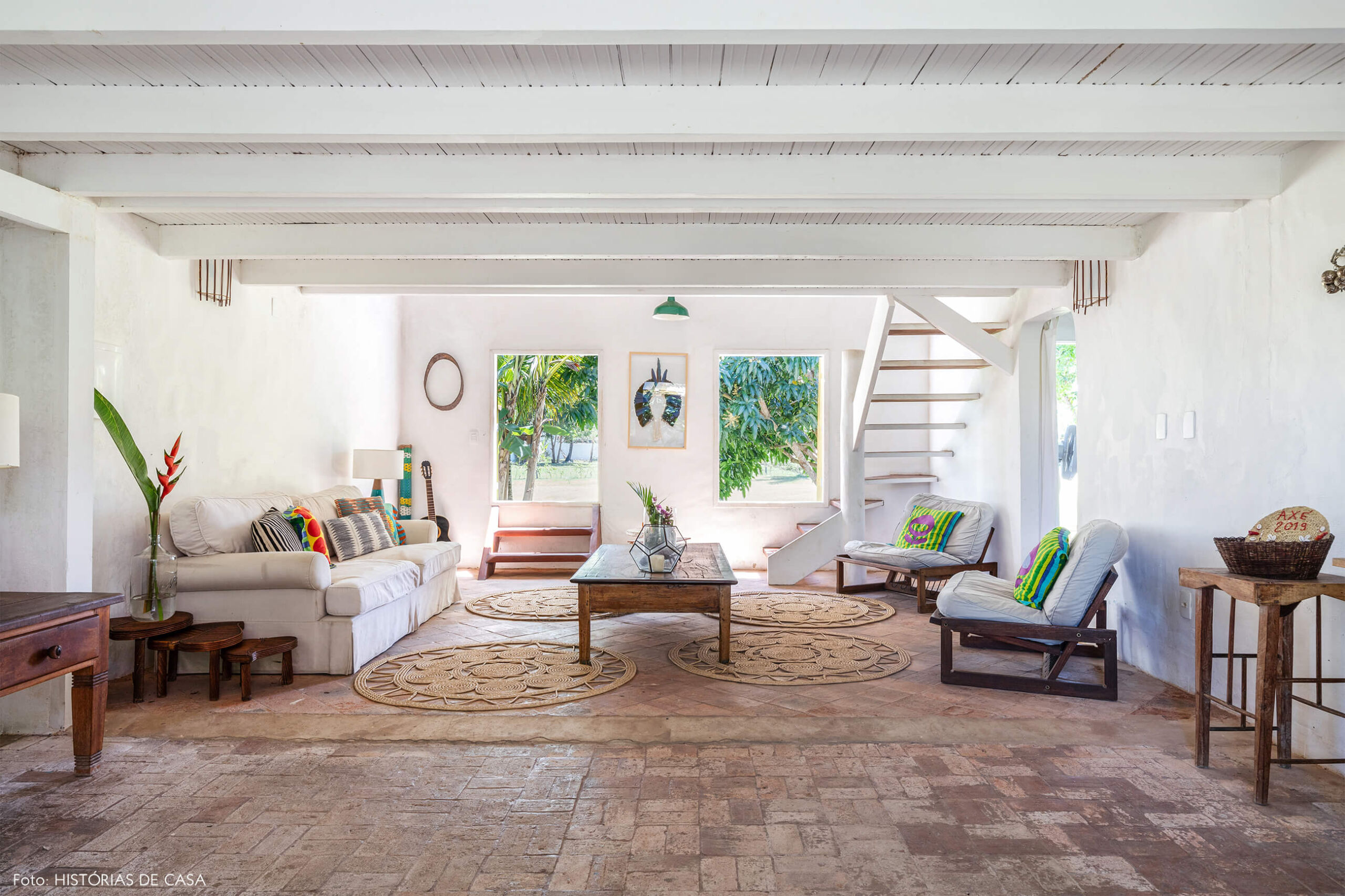 flavia-decoração-trancoso-sala-com-moveis-e-piso-de-madeira-bem-iluminado