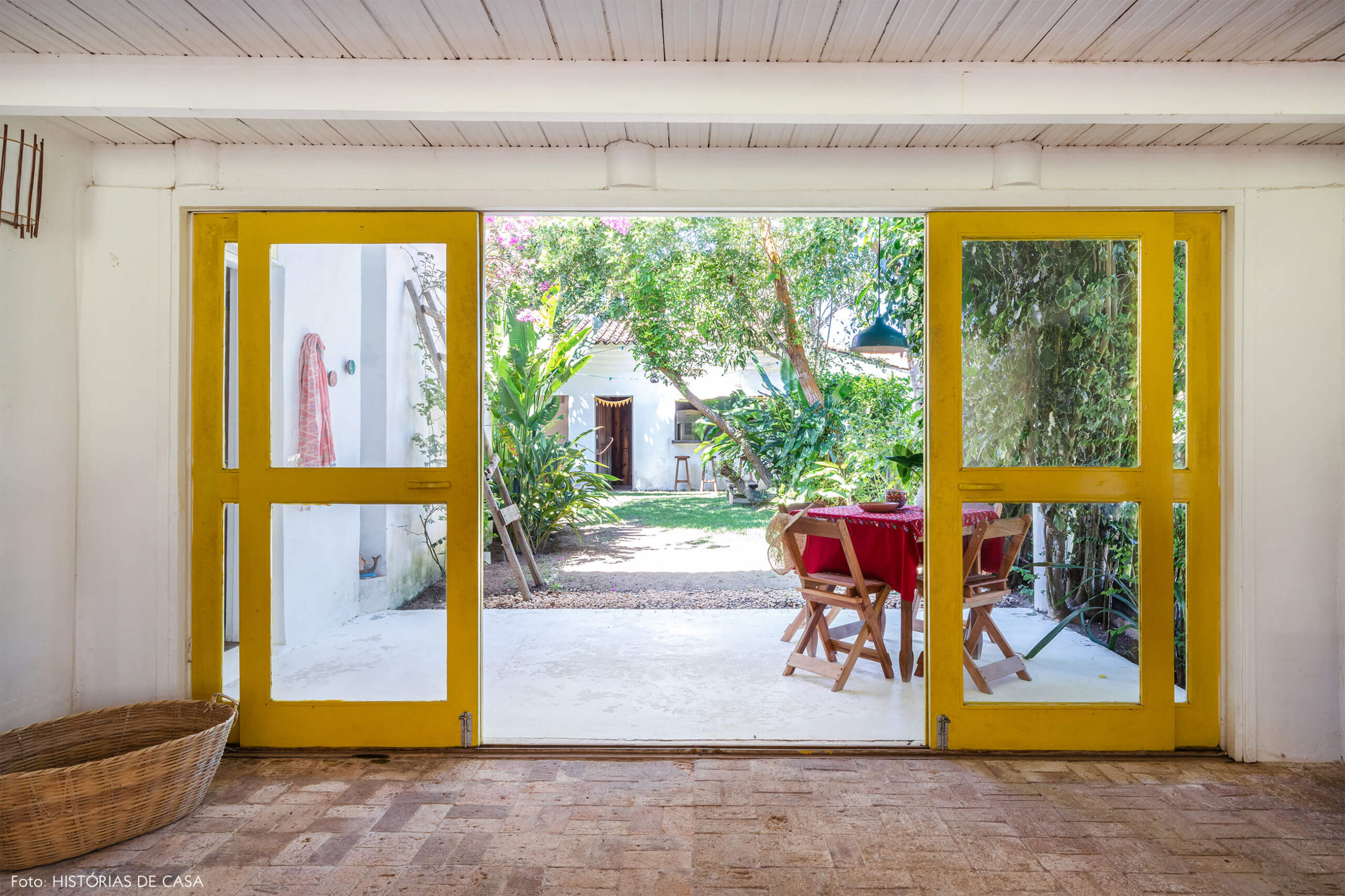 flavia-decoração-trancoso-varanda-com-porta-amarela