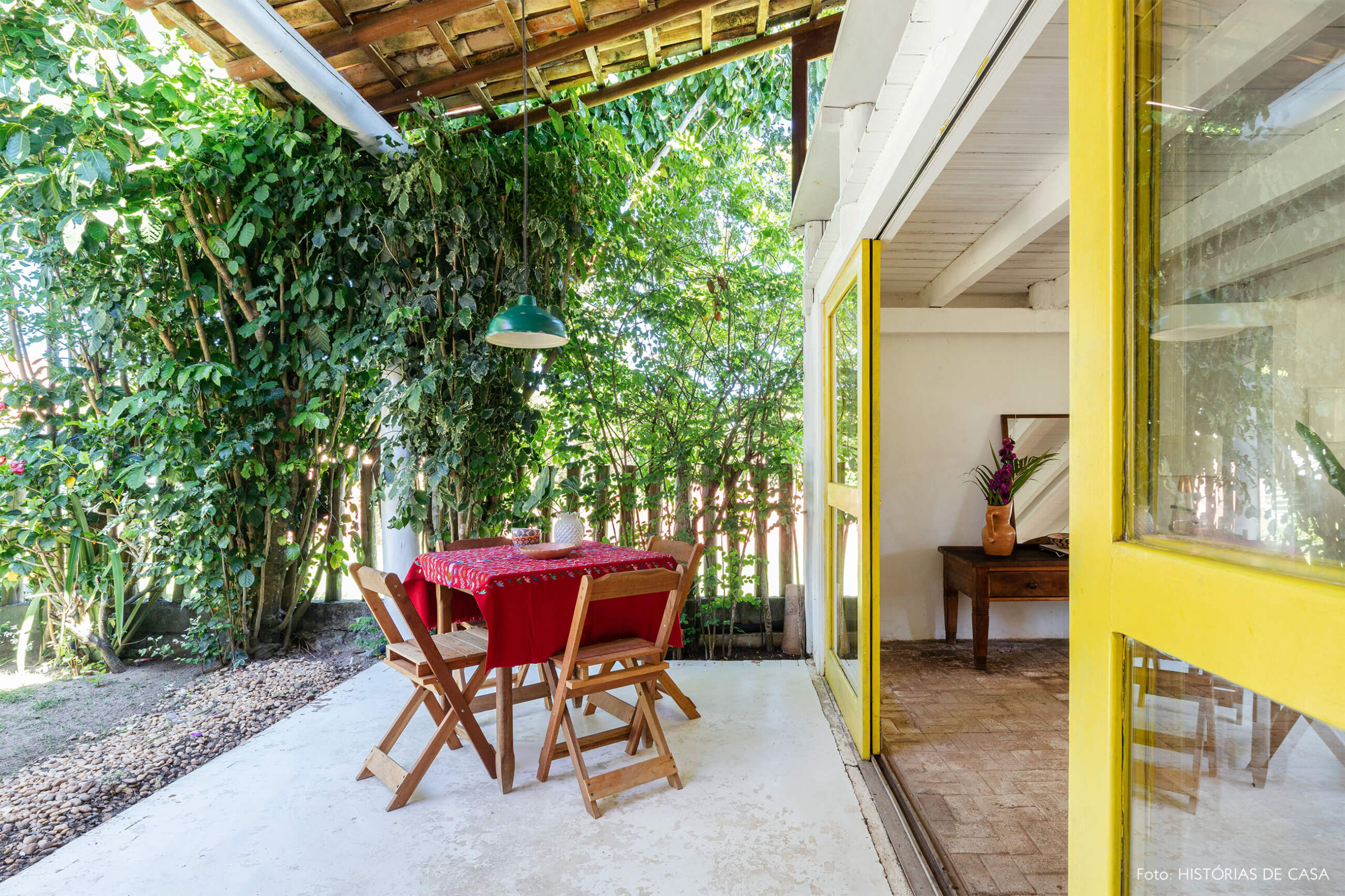 flavia-decoração-trancoso-varanda-com-mesa-de-madeira
