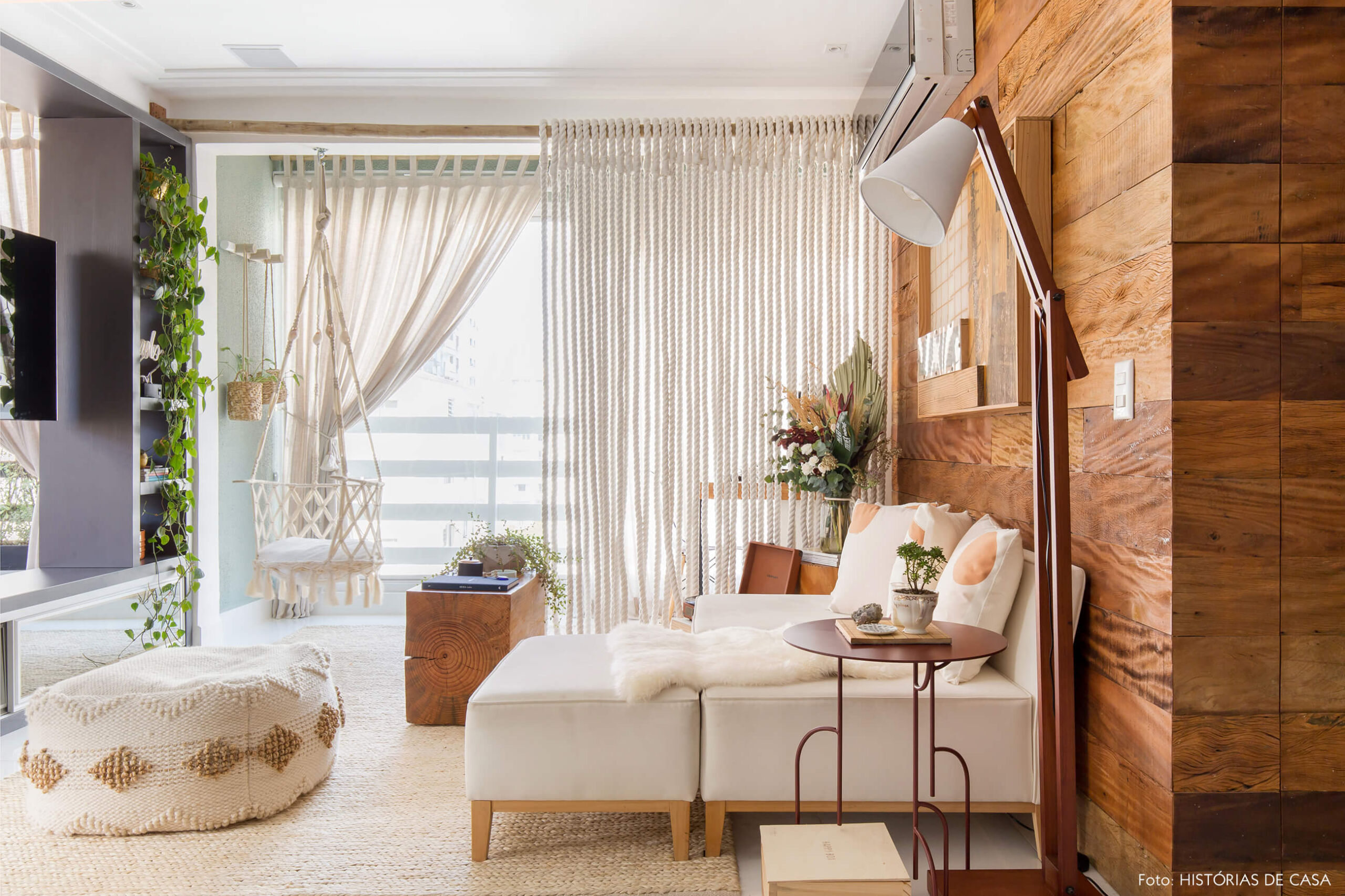 sala-parede-e-mveis-madeira-e-sofa-branco