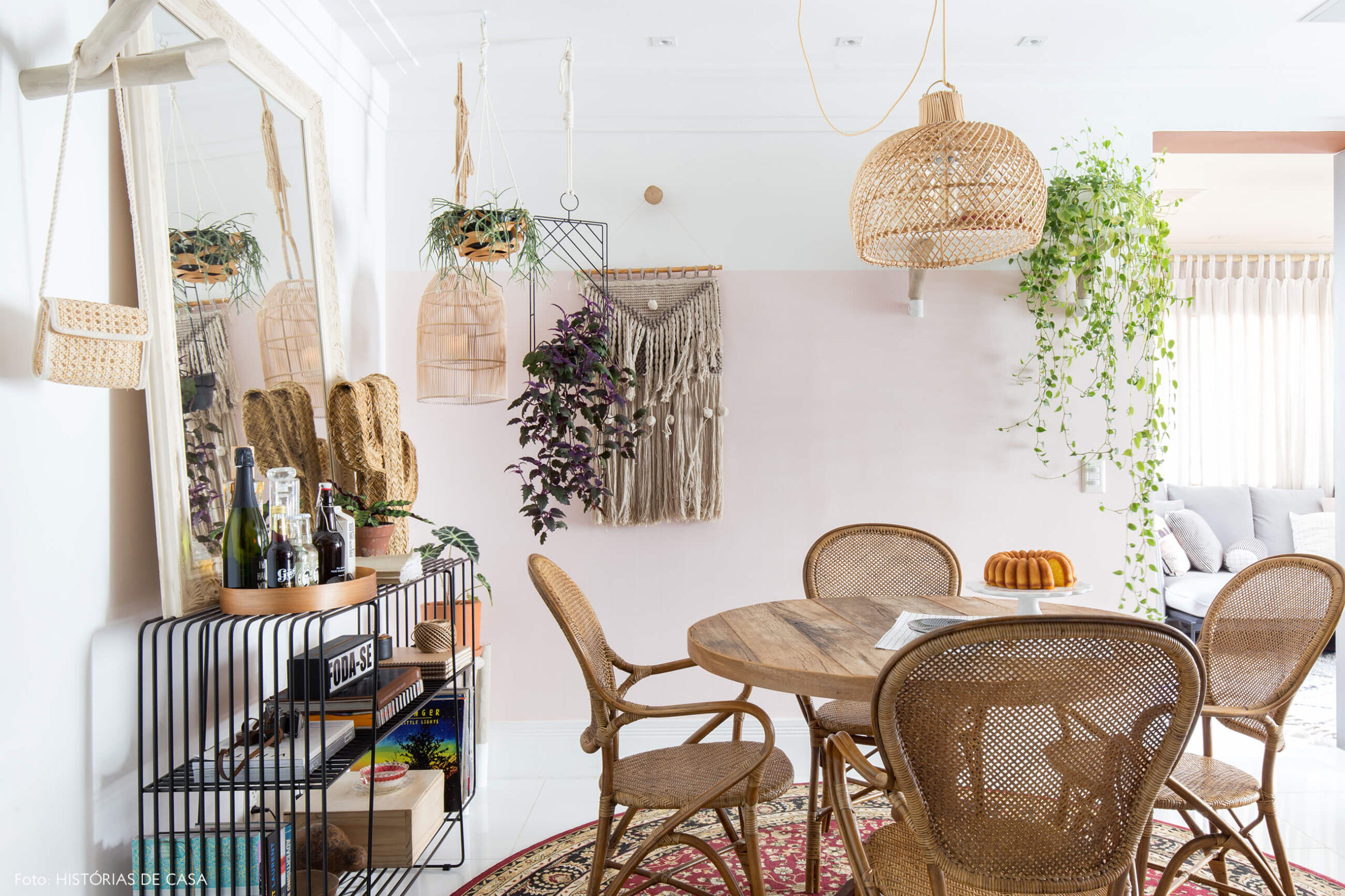 -ju-cosi-decoração-sala-jantar-cadeiras-e-luminaria-de-palha