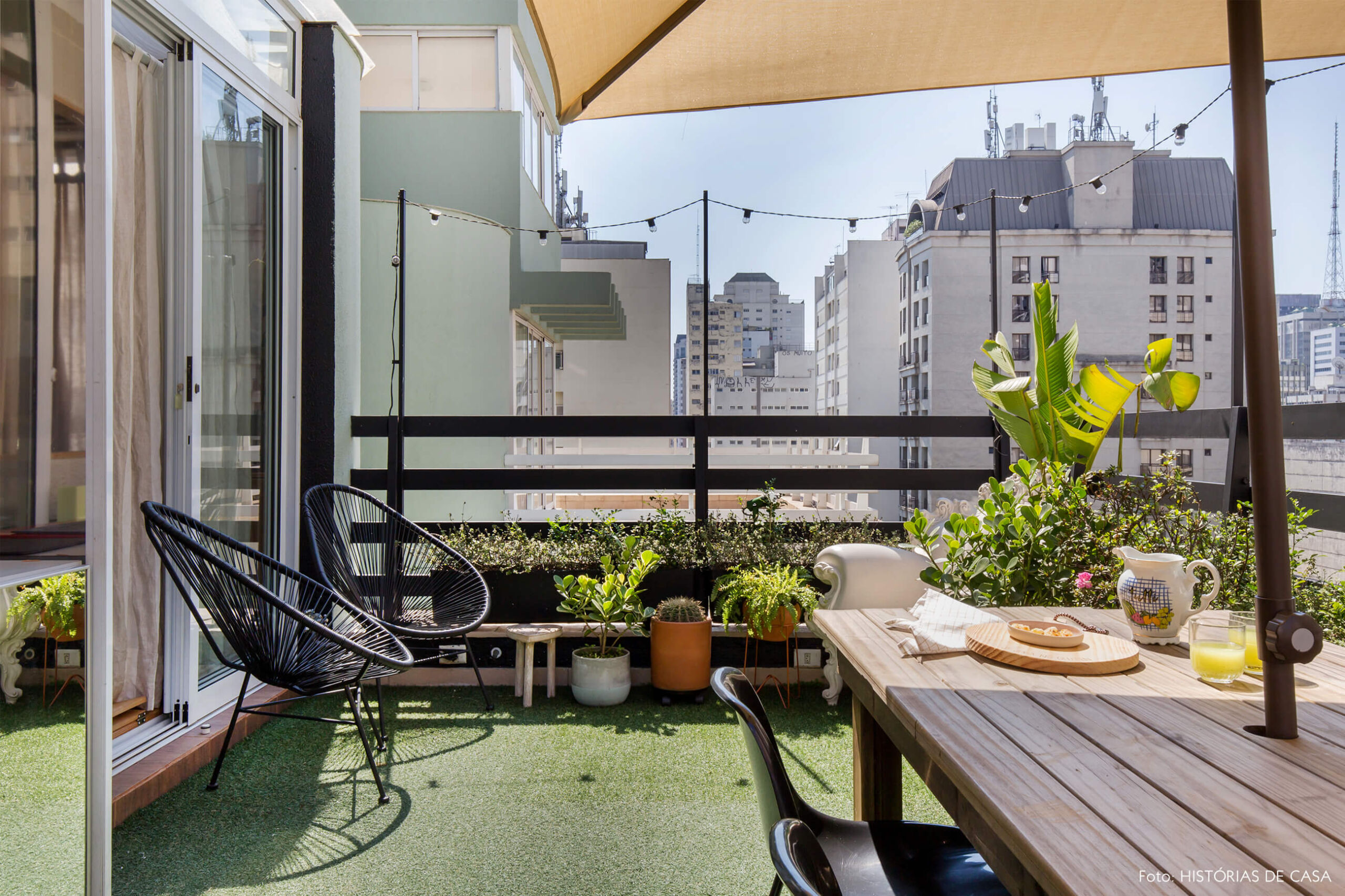 ju-cosi-home-decoração-varanda-com-mesa-de-madeira-e-cadeira-acapulco