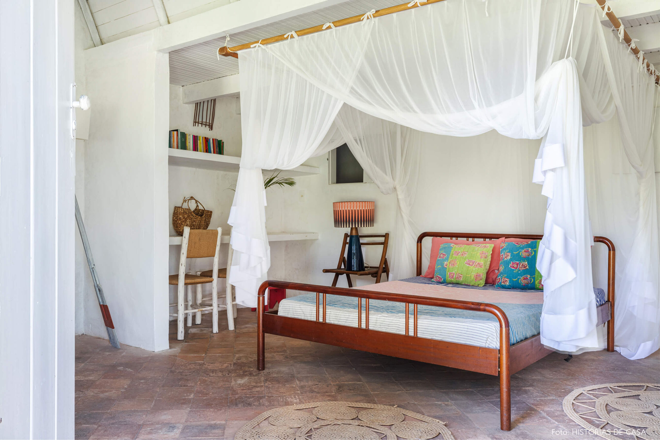 flavia-decoração-trancoso-quarto-com-cama-e-cadeiras-de-madeira