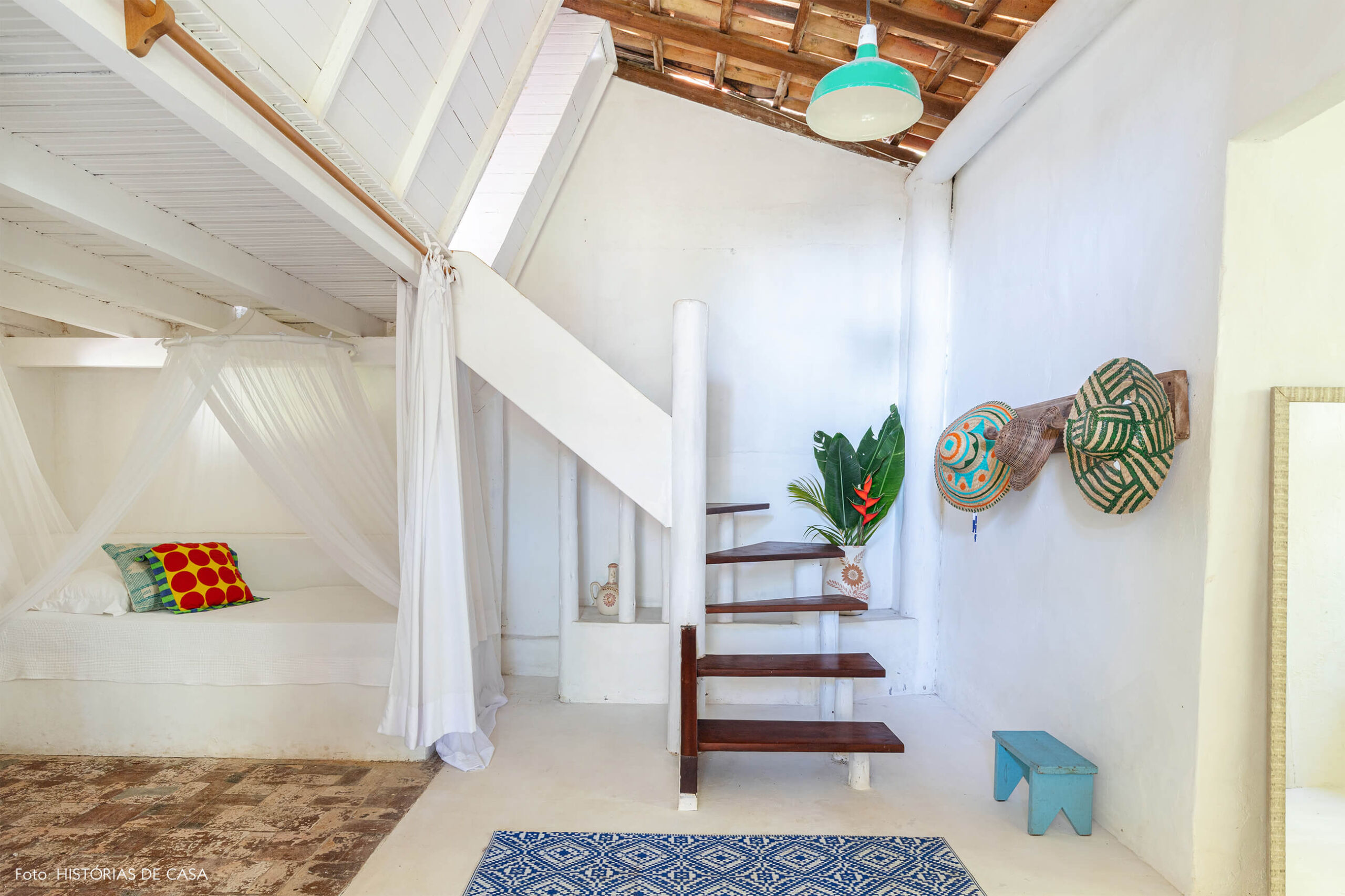 flavia-decoração-trancoso-quarto-branco-amplo-com-tapete-azu