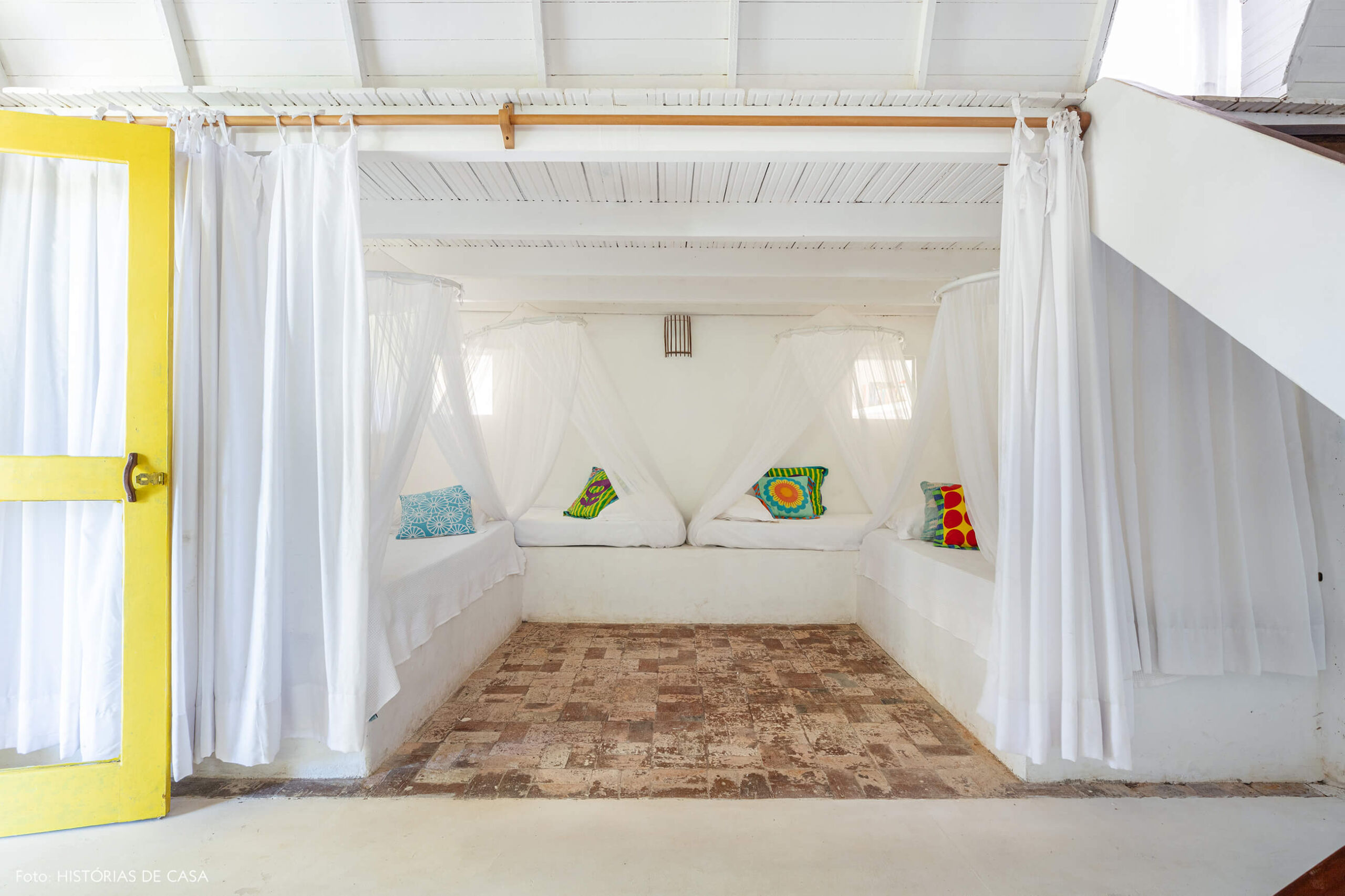 flavia-decoração-trancoso-quarto-branco-com-porta-amarela